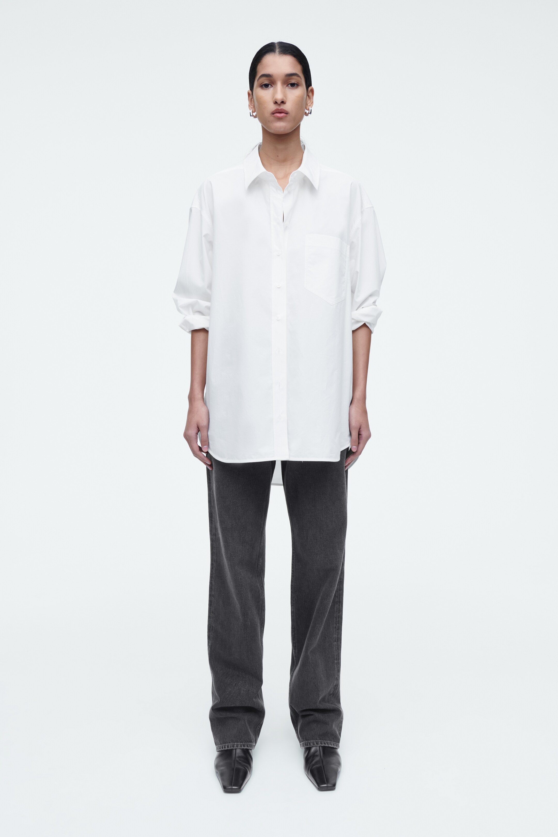 Größeres Bild anzeigen: COLUMN JEANS MIT GERADEM BEIN - VERBLASSTES SCHWARZ - Ladies | H&M AT 1