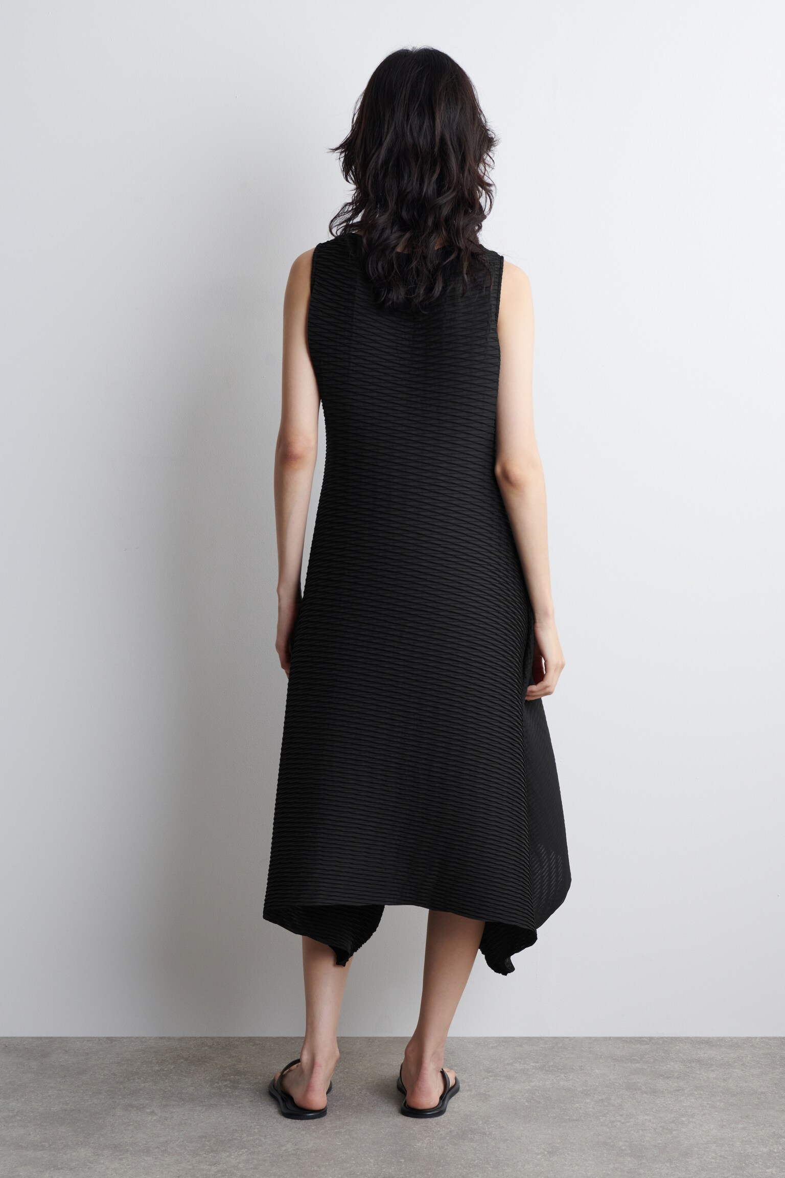 VESTIDO MIDI PLISADO VOLUMINOSO - NEGRO/ANTRACITA - 7
