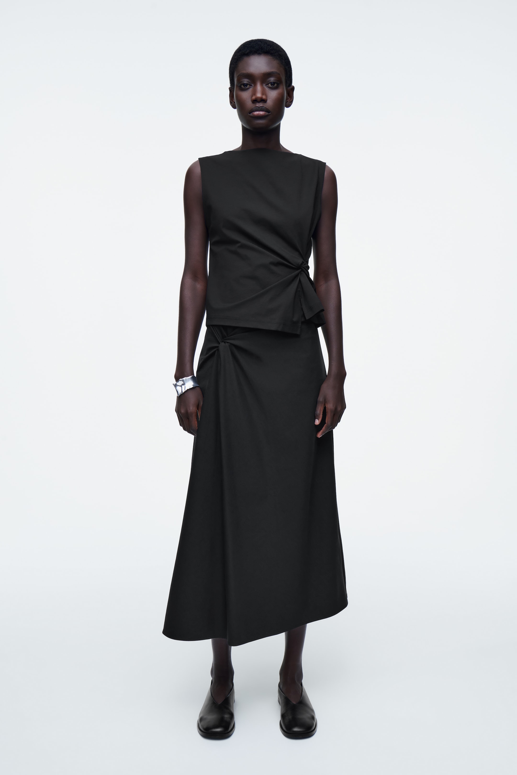 Zobrazit větší obrázek: Top s twist detailem - ČERNÁ - ŽENY | H&M CZ 2