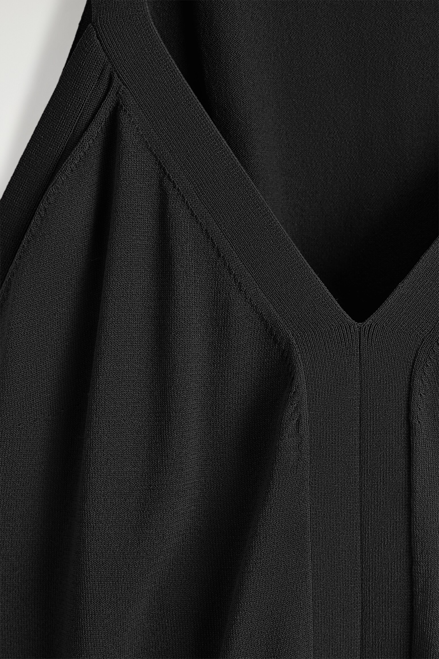 TOP DE TIRANTES DE PUNTO CON CUELLO DE PICO - NEGRO/ROJO OSCURO - 6