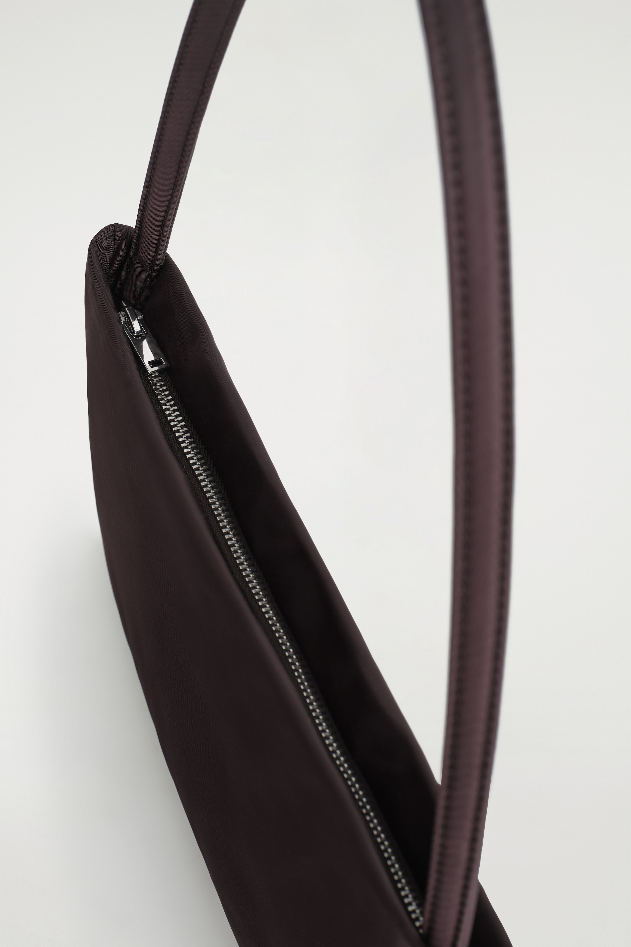 Grotere afbeelding bekijken: ARCHIEF SCHOUWERTAS - NYLON - DONKERBRUIN - DAMES | H&M BE 5