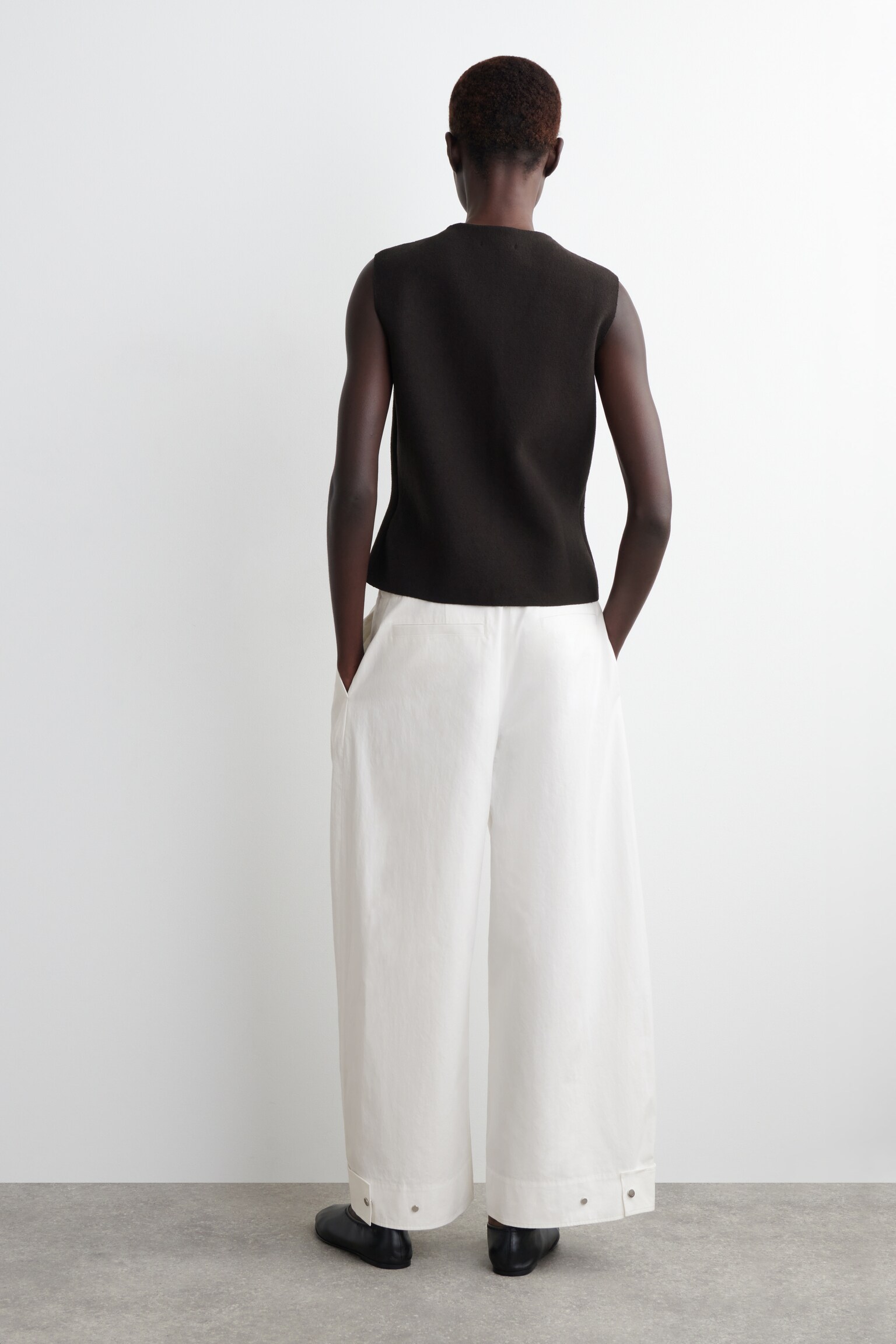 PANTALÓN DE ALGODÓN BARREL FIT - BLANCO/MARRÓN - 8