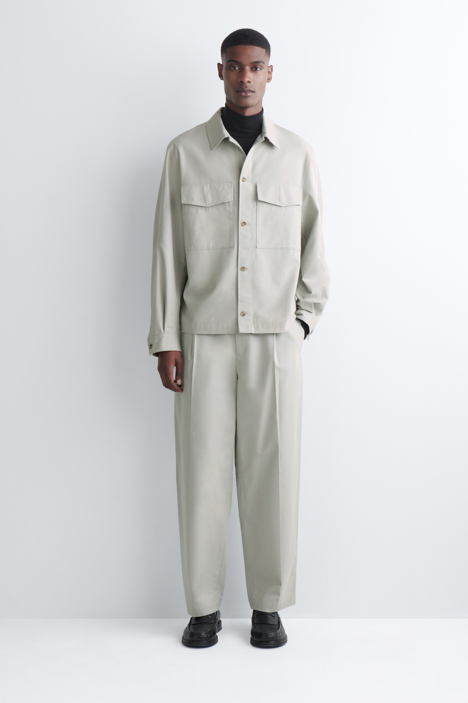 VOLNÁ BAVLNĚNÁ KOŠILE - SVĚTLE ŠEDÁ/TMAVĚ HNĚDÁ - 6