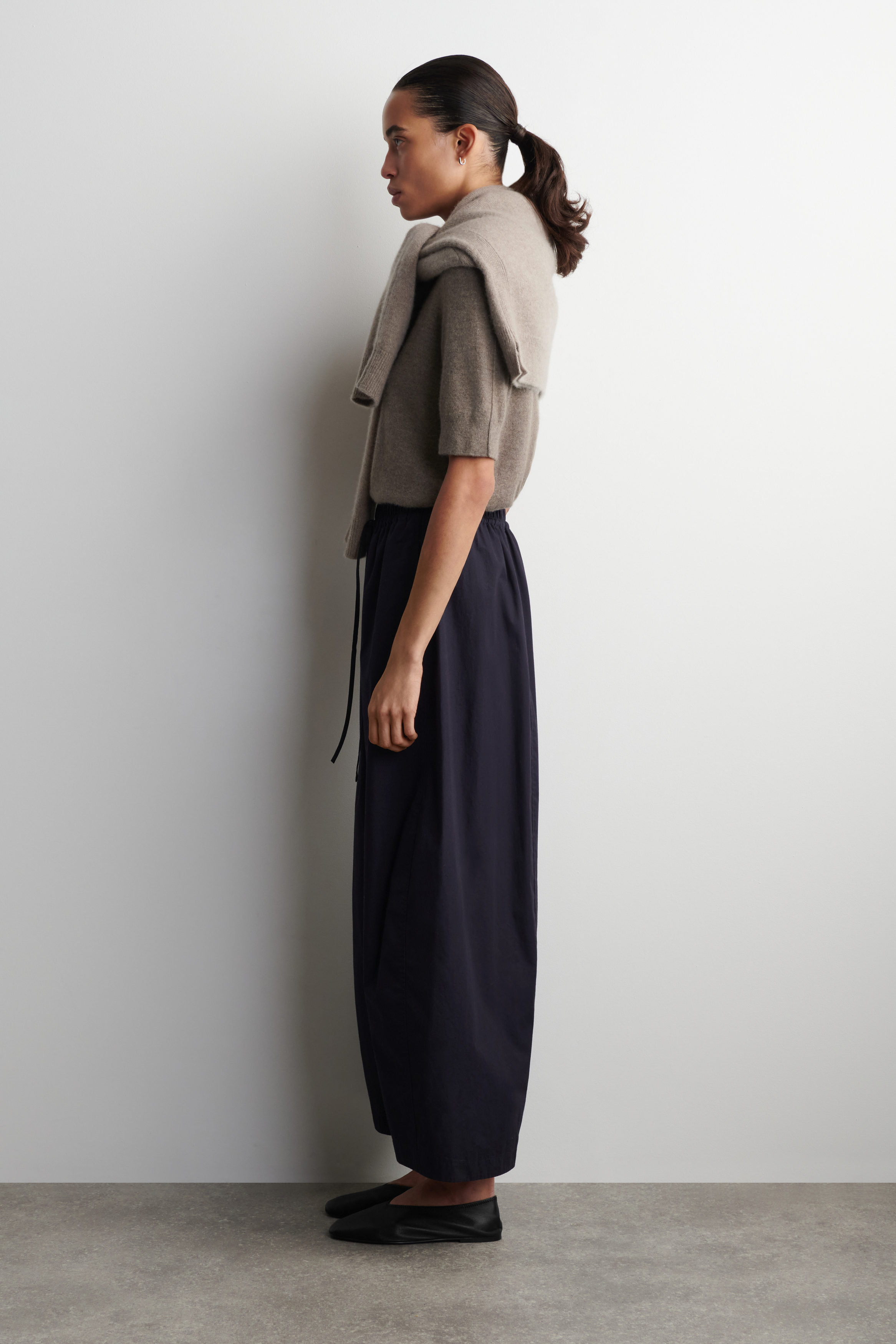 ELASTICATED BARREL-LEG TROUSERS - NAVY | COS