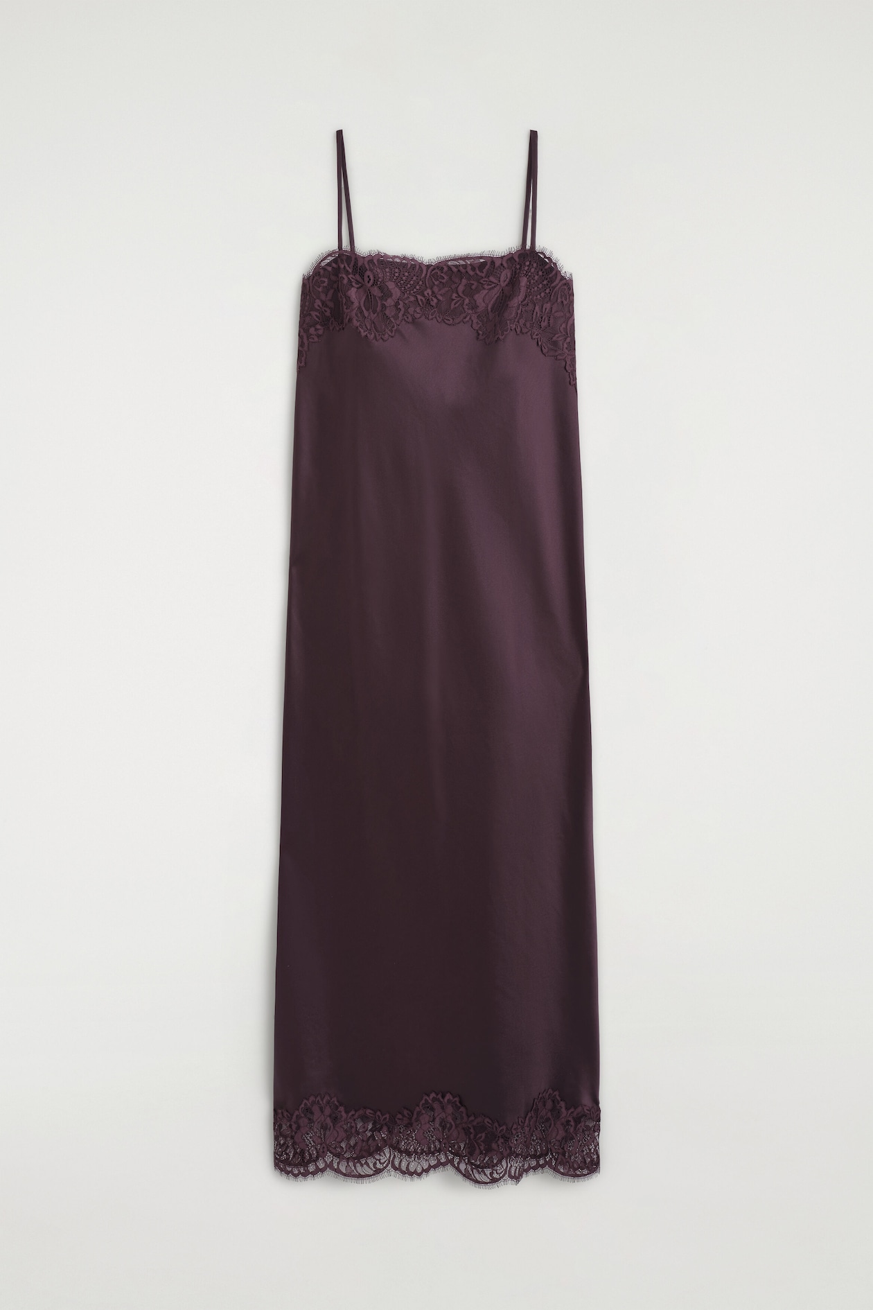 Ein Satin-Slipkleid in tiefem Pflaumenton mit Spitzenbesatz hängt frontal ausgerichtet und verfügt über feine Spaghettiträger, einen geraden Ausschnitt mit passender floraler Spitze sowie einen gewellten Spitzen-Saum.