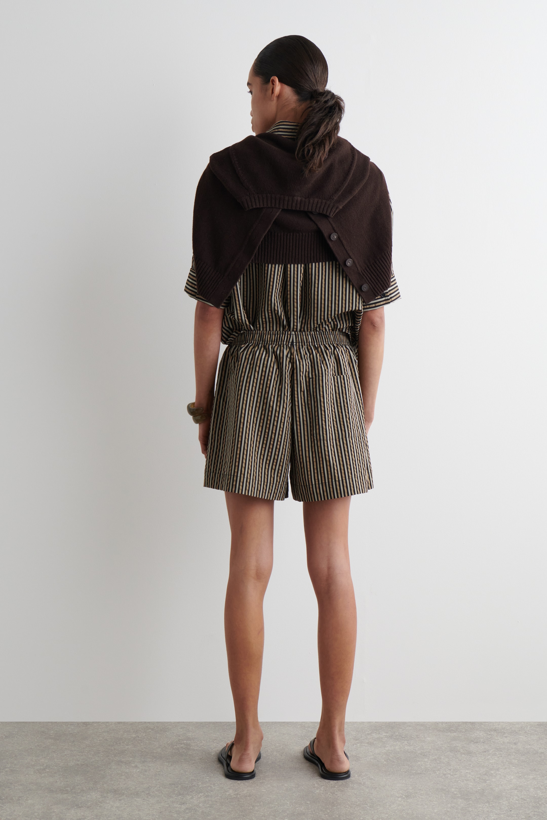 Ingrandisci l'immagine: STRIPED SEERSUCKER SHORTS - BROWN / BLACK / STRIPED - DONNA | H&M CH 4