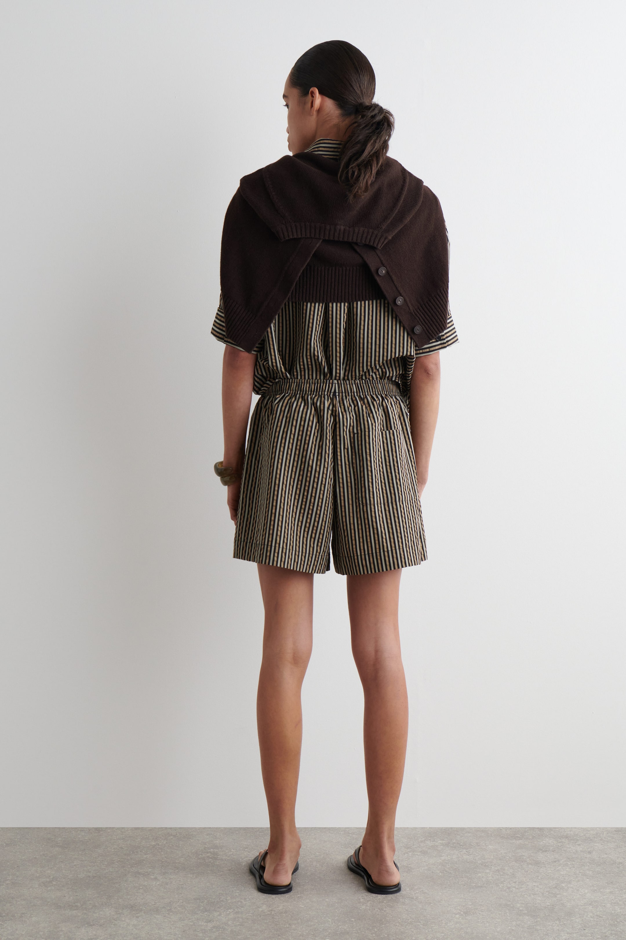PANTALÓN CORTO DE RAYAS CON TEXTURA