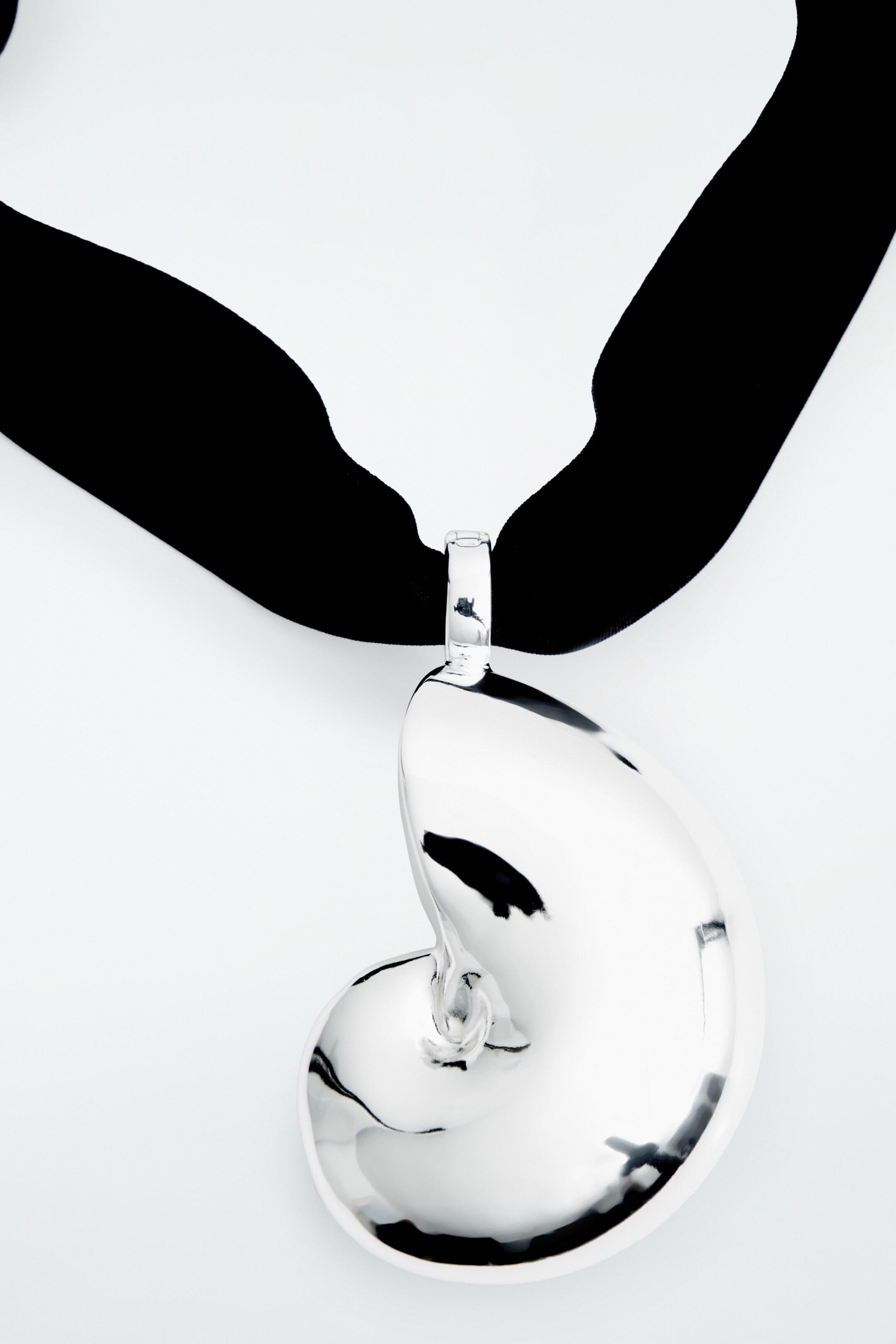 View larger image: SEASHELL-PENDANT SILK NECKLACE - BLACK / SILVER - Ladies | H&M GB 2