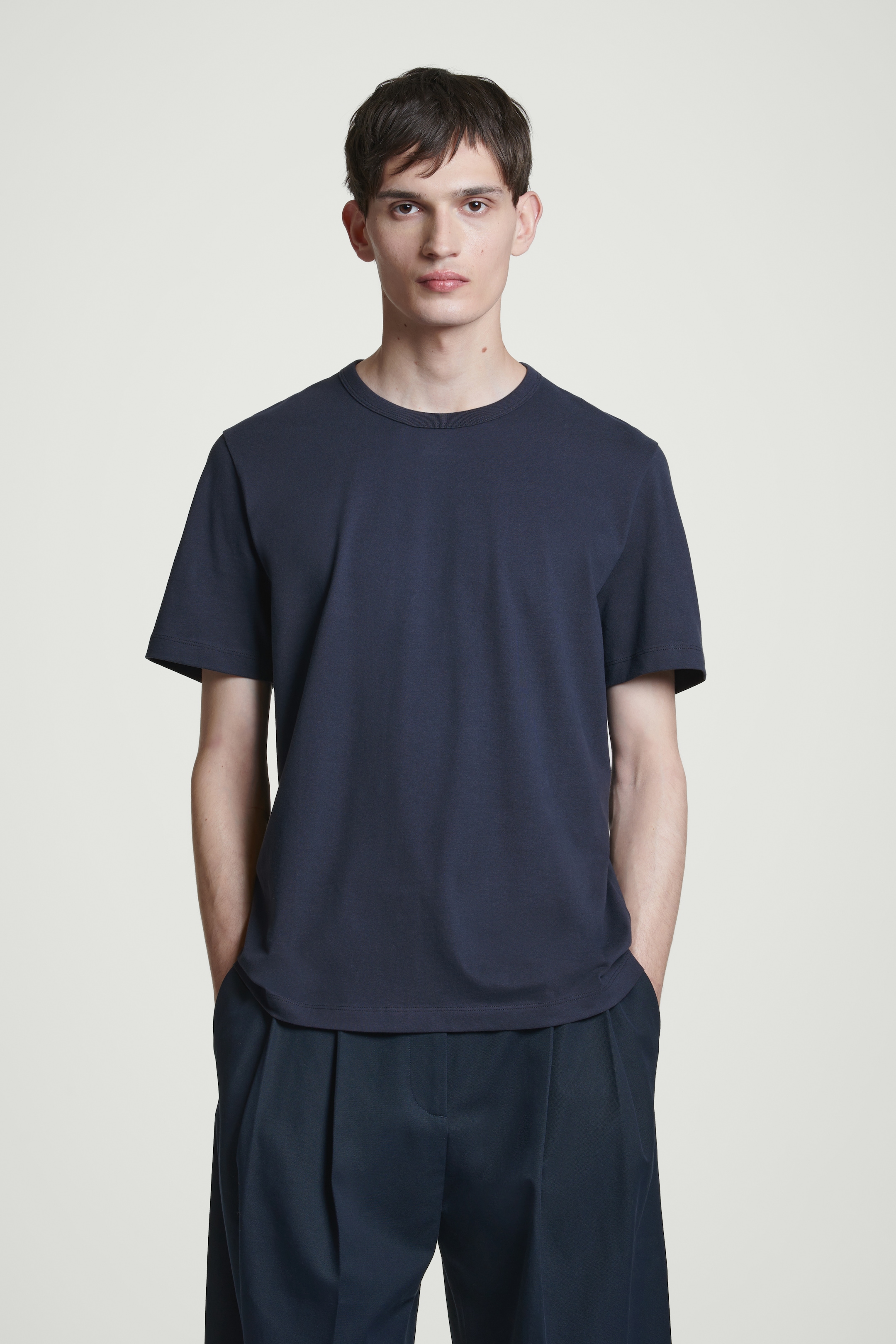 Zobacz większy obraz: T-SHIRT ZE SZCZOTKOWANEJ BAWEŁNY - GRANATOWY - ON | H&M PL 1