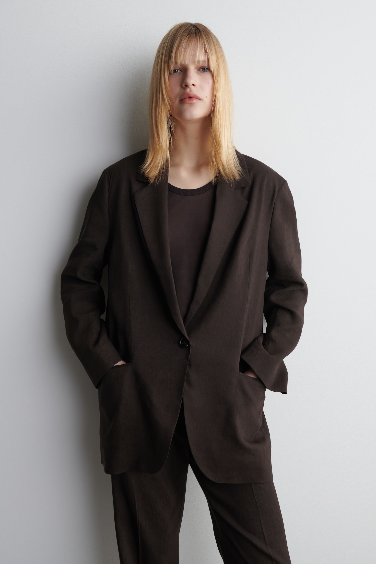 EINREIHIGER BLAZER AUS LEINEN - DUNKELBRAUN