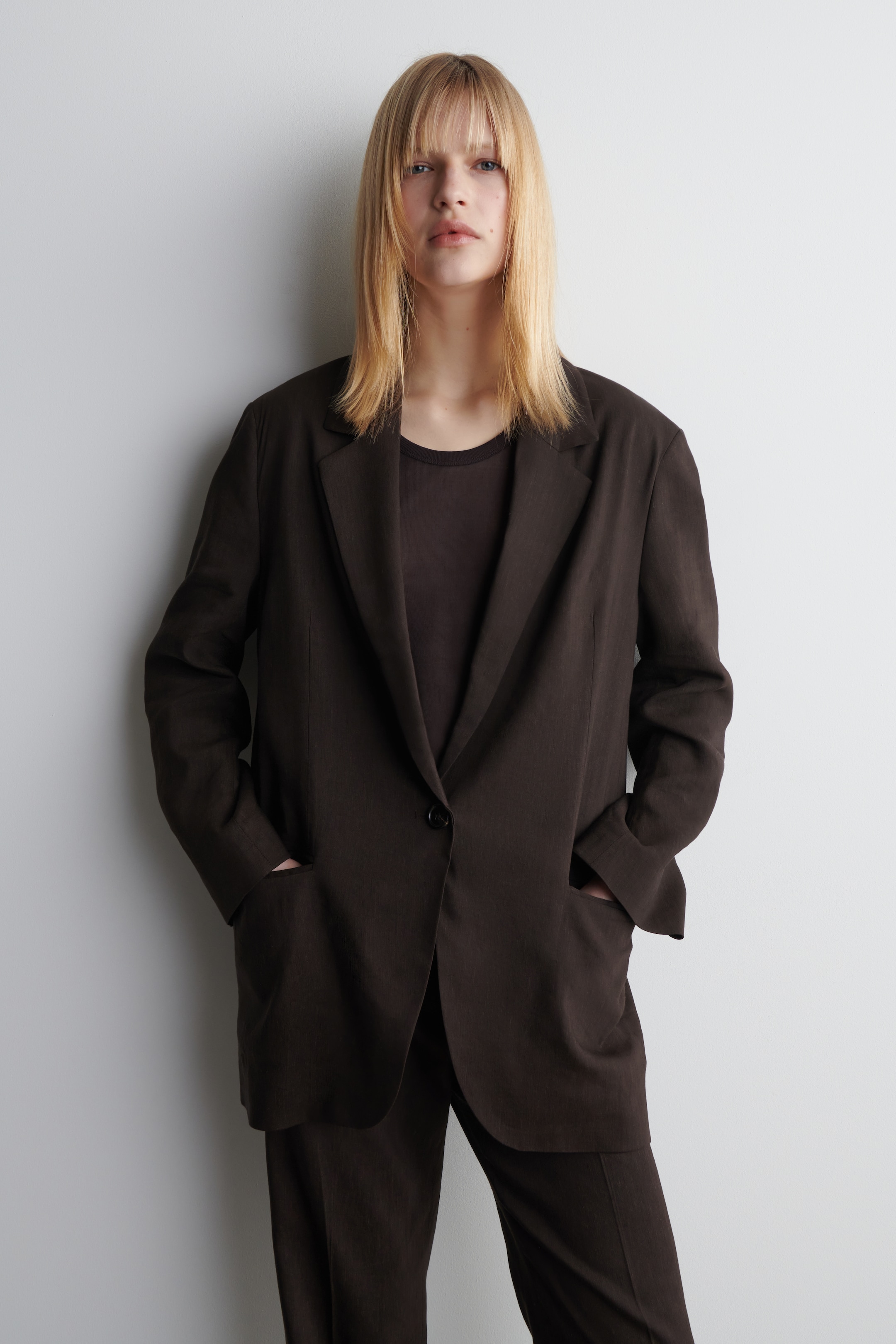 Ver imagen más grande: BLAZER DE LINO CON BOTONADURA SENCILLA - MARRÓN OSCURO - MUJER | H&M ES 1
