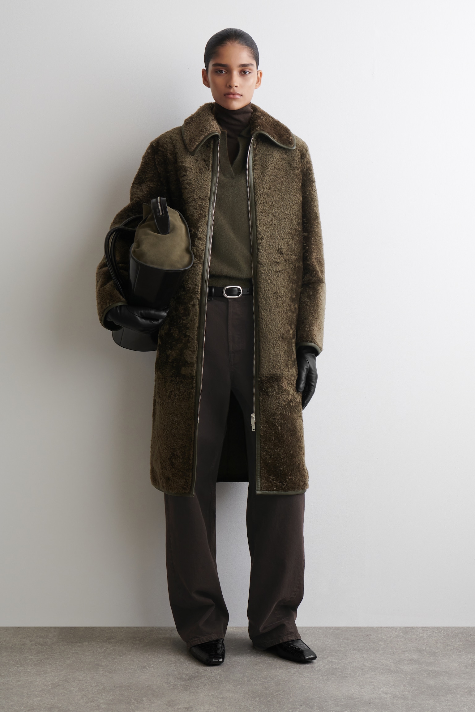 LANGER MANTEL AUS SHEARLING MIT LEDERDETAILS - KHAKI