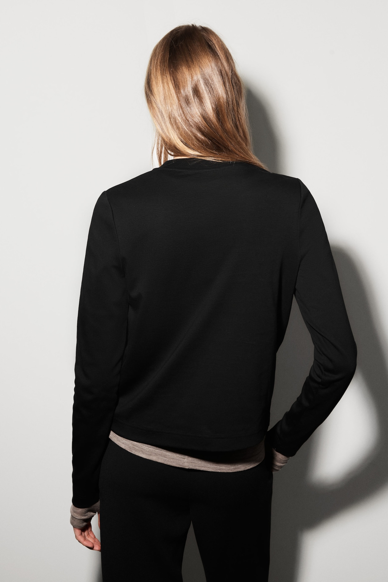 CLEAN CUT LONG-SLEEVED T-SHIRT — BLACK