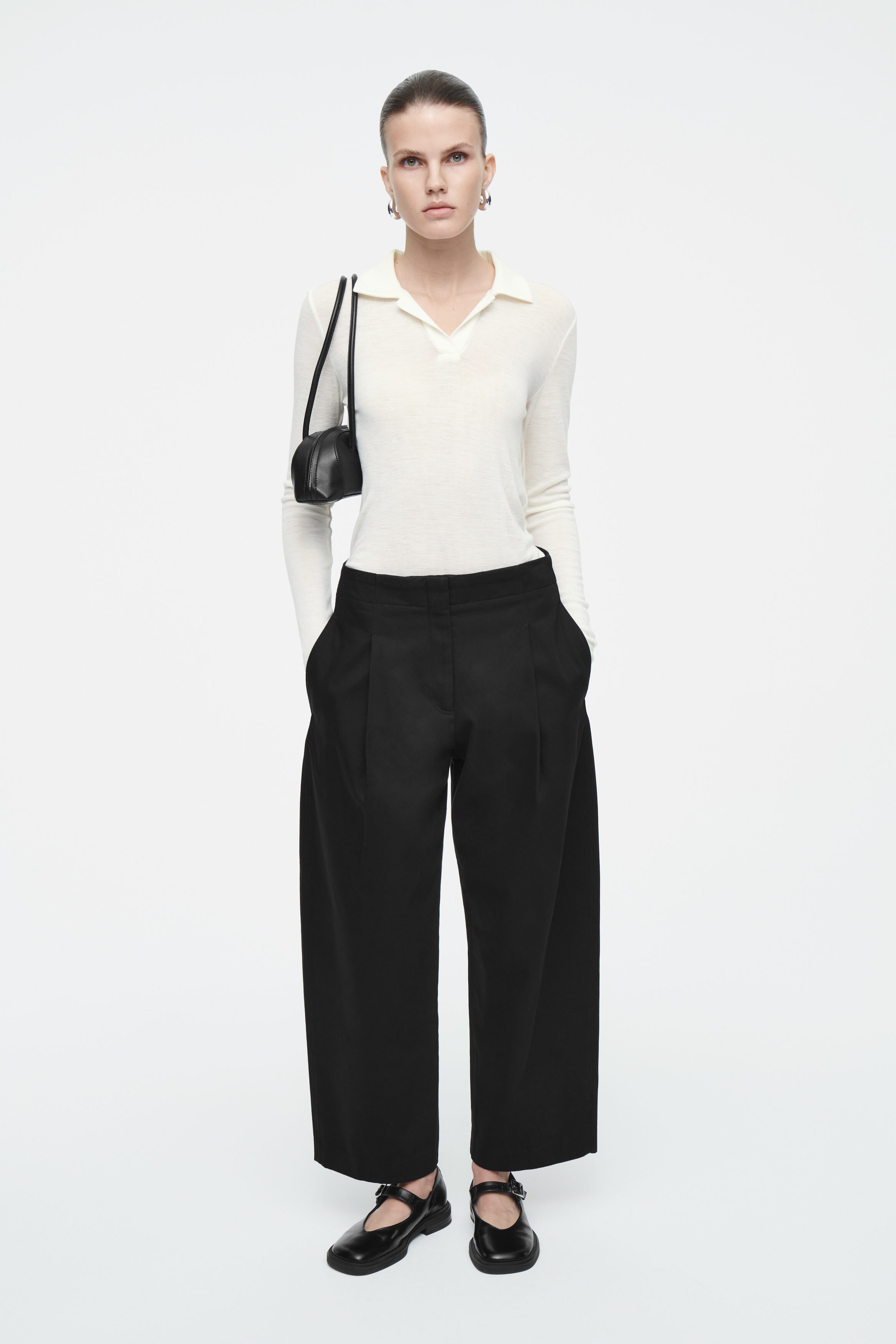 最終限定値下げCOS |Pleated Barrel-Leg Chinos PLEATED BARREL-LEG CHINOS - BLACK | COS