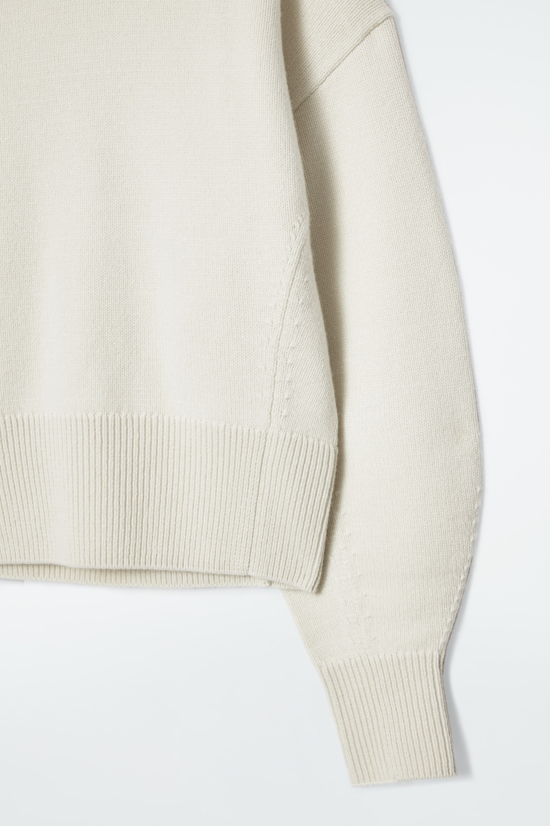 Visa större bild: TRÖJA I ULL MED HÖG KRAGE OCH MARKERAD MIDJA - GRÄDDVIT - DAM | H&M SE 8