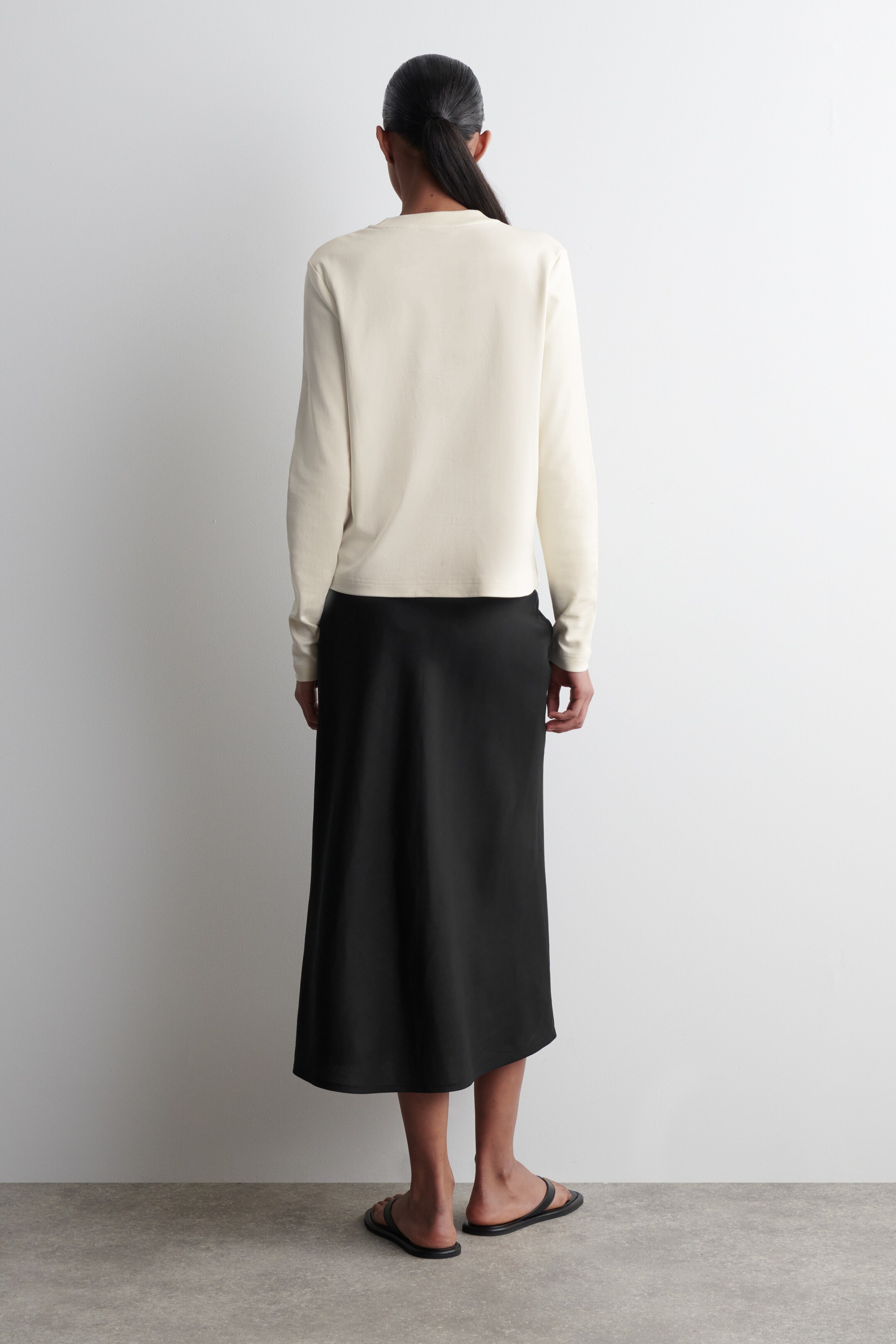 Größeres Bild anzeigen: SCHLICHTES LANGARMSHIRT MIT NORMALER PASSFORM - BEIGE/UNGEFÄRBT - Ladies | H&M AT 4