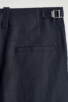 BUCKLE-DETAIL LINEN BARREL-LEG PANTS — NAVY 5