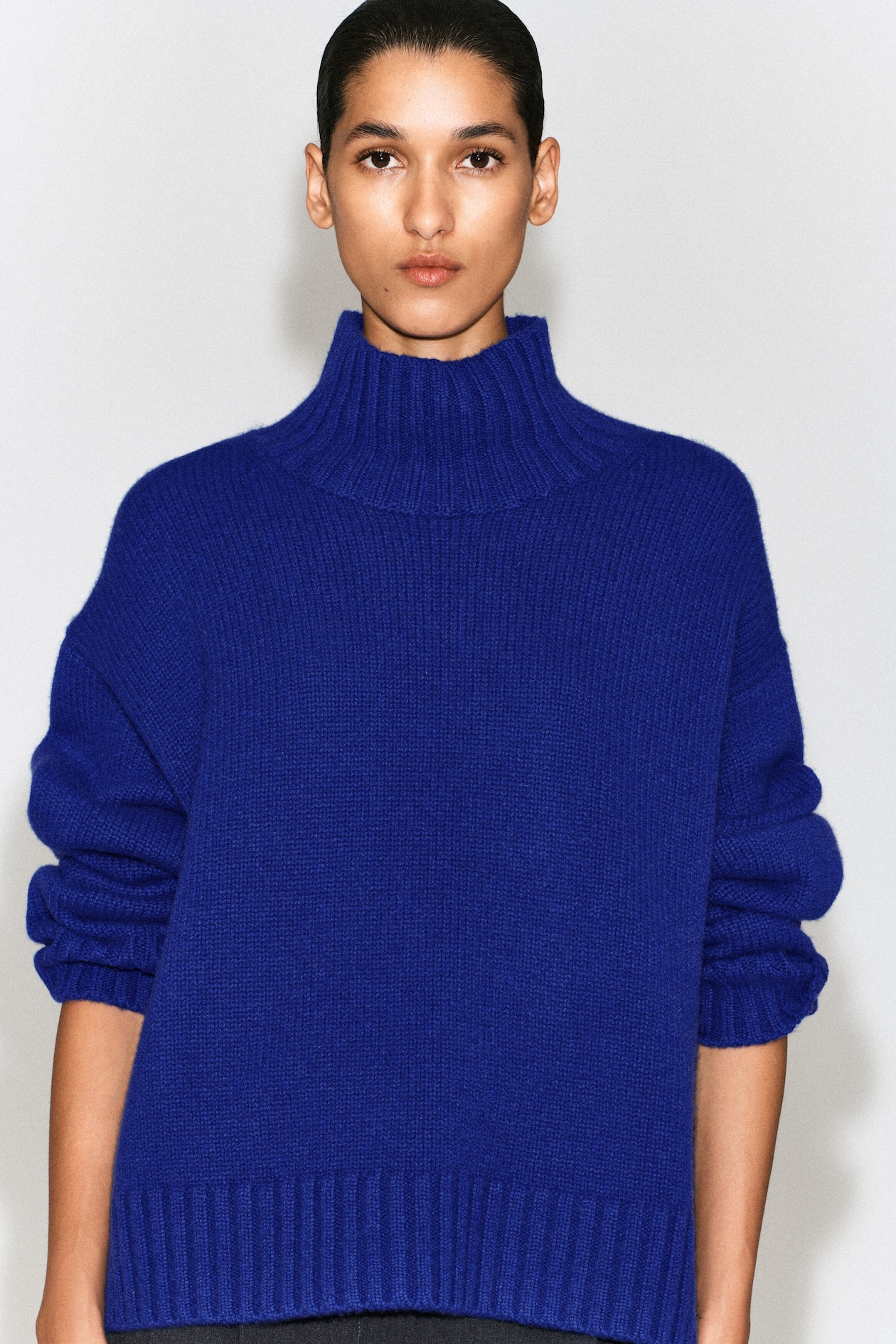 CHUNKY PURE CASHMERE MOCK-NECK SWEATER — COBALT BLUE