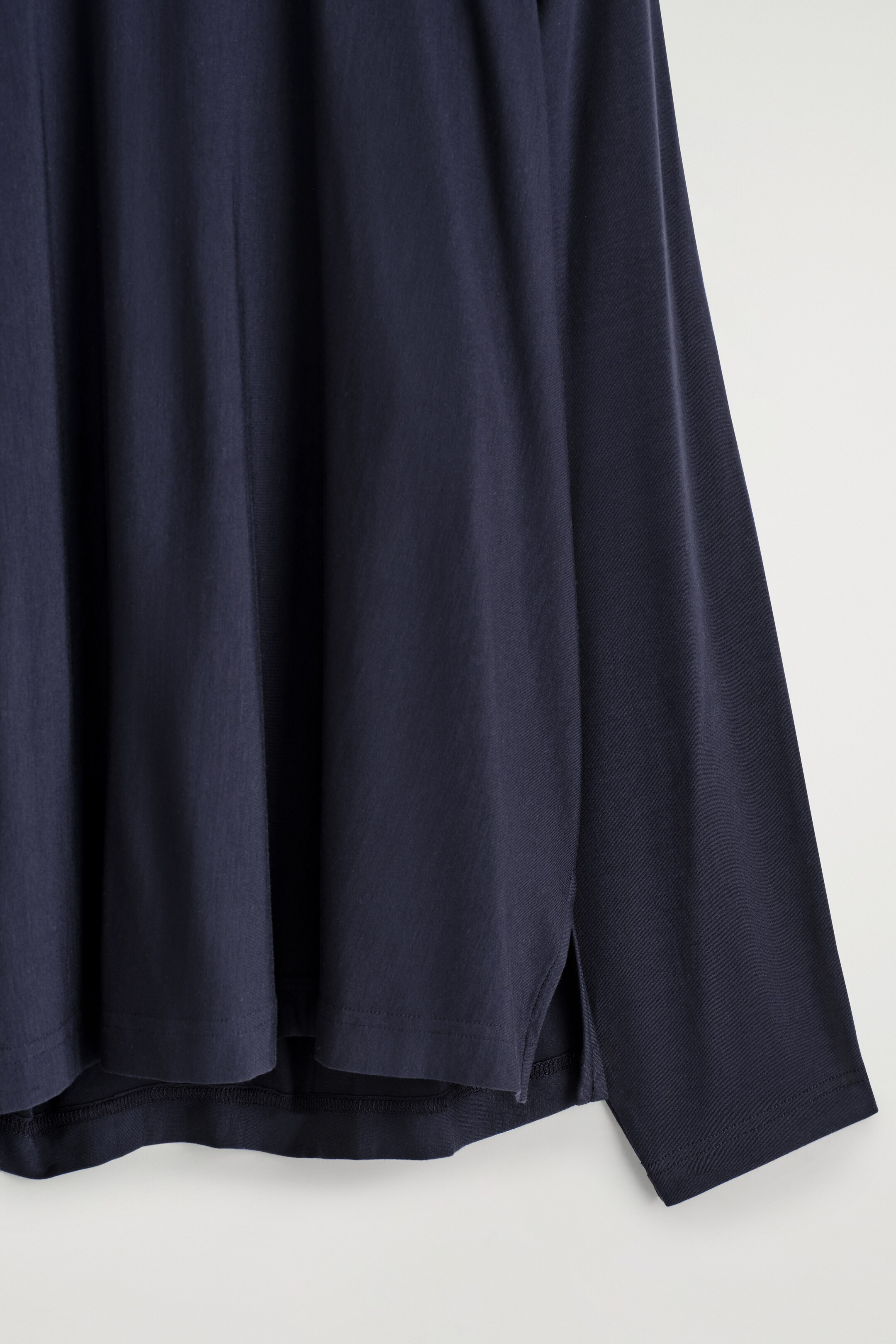 Vezi imaginea mai mare: FLUID JERSEY LONG-SLEEVED TOP - BLEUMARIN - FEMEI | H&M RO 7