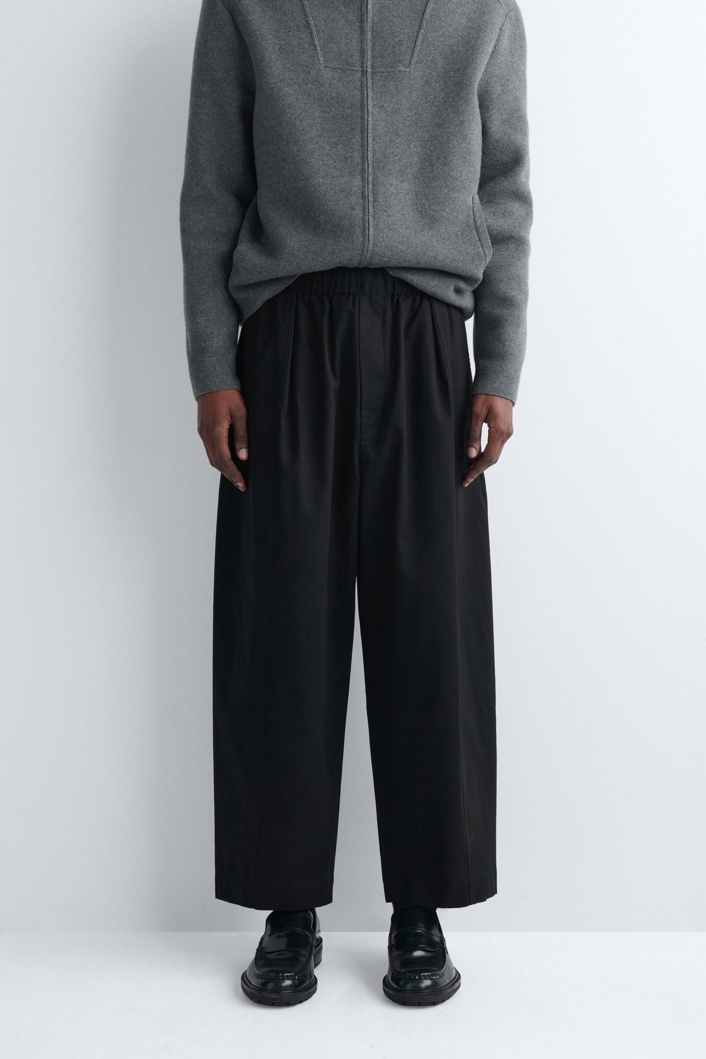 COTTON CROPPED BARREL-LEG PANTS - BLACK | COS US