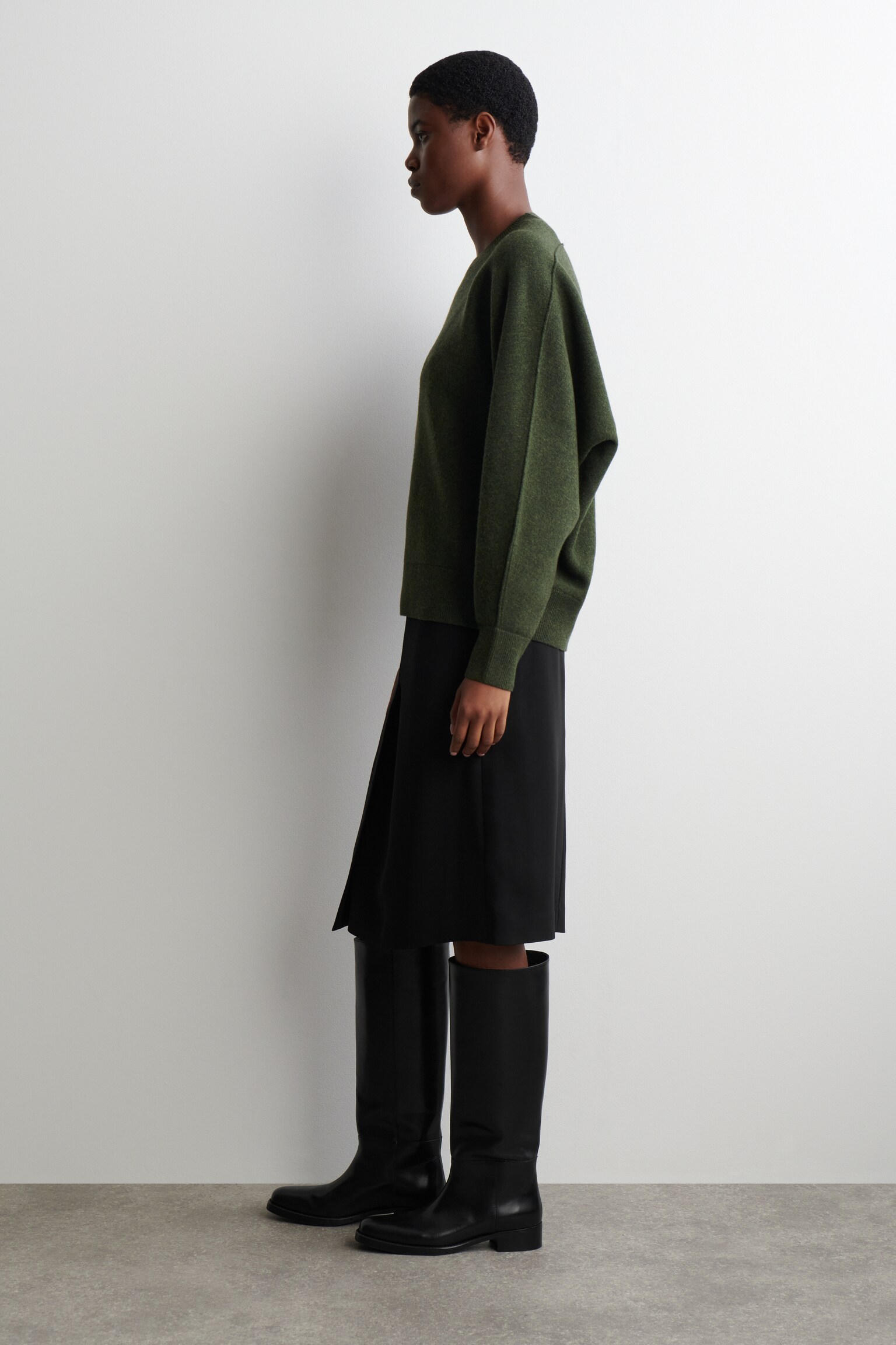 OVÁLNÝ DVOJITĚ PŘELOŽENÝ VLNĚNÝ SVETR - DARK GREEN/GREY MÉLANGE - 6