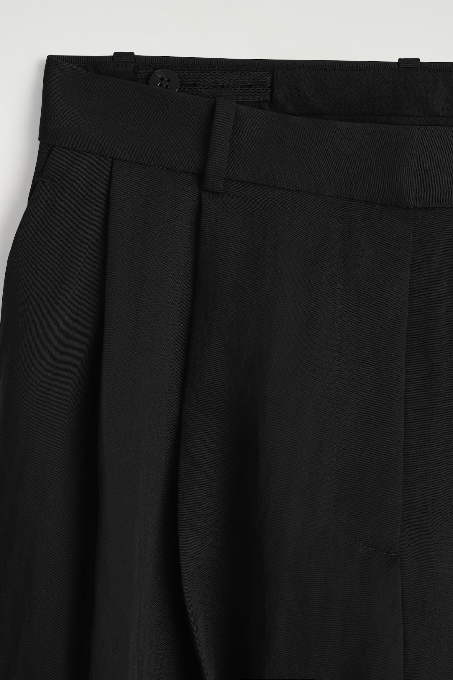 LOCKERE, FLIESSENDE HOSE MIT WEITEM BEIN - SCHWARZ - 6