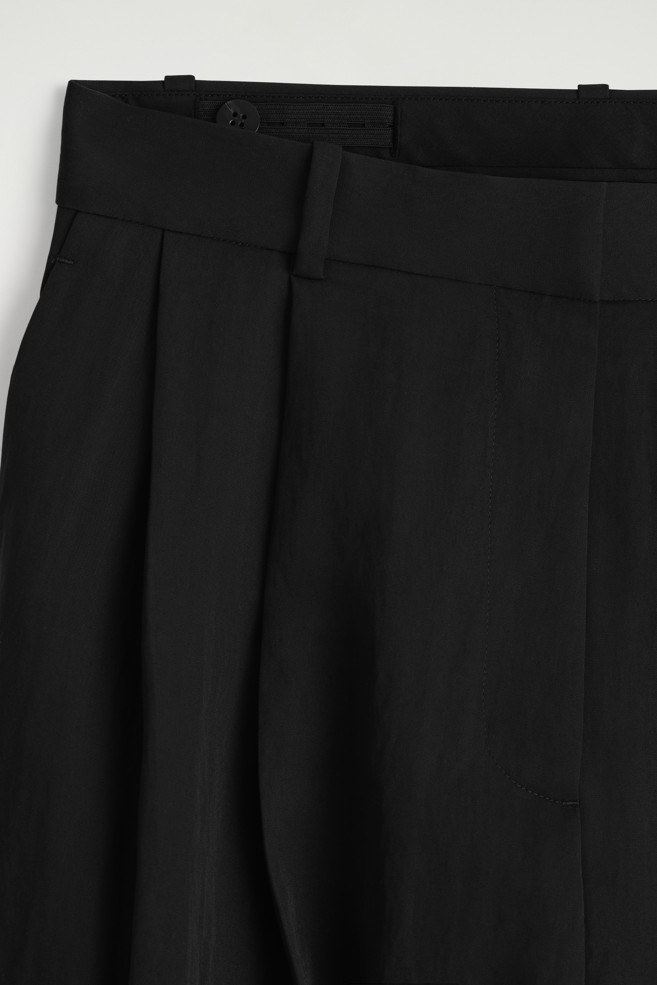 Visa större bild: LEDIGA BYXOR MED DRAPERADE BEN - SVART - DAM | H&M SE 6