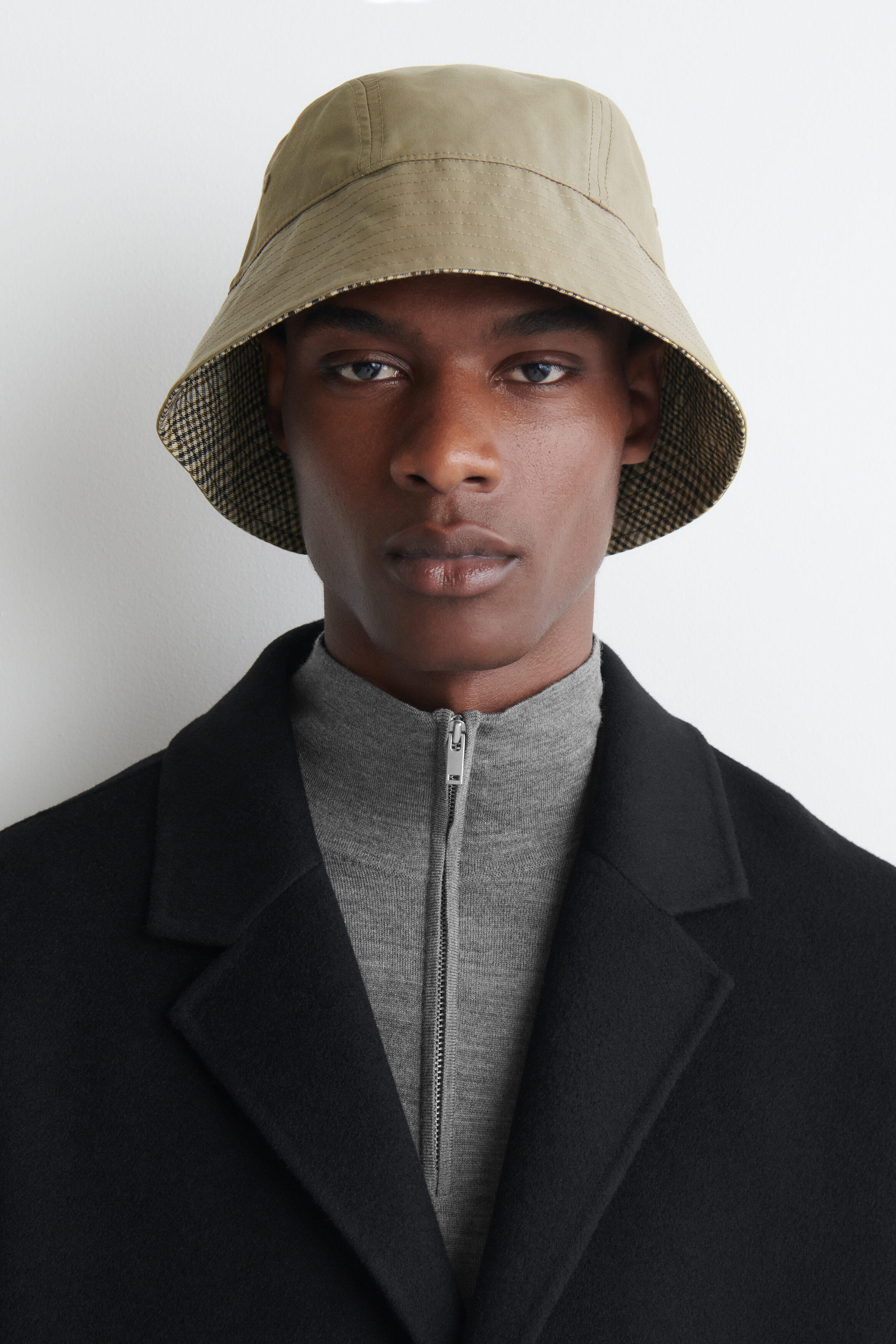 REVERSIBLE BUCKET HAT