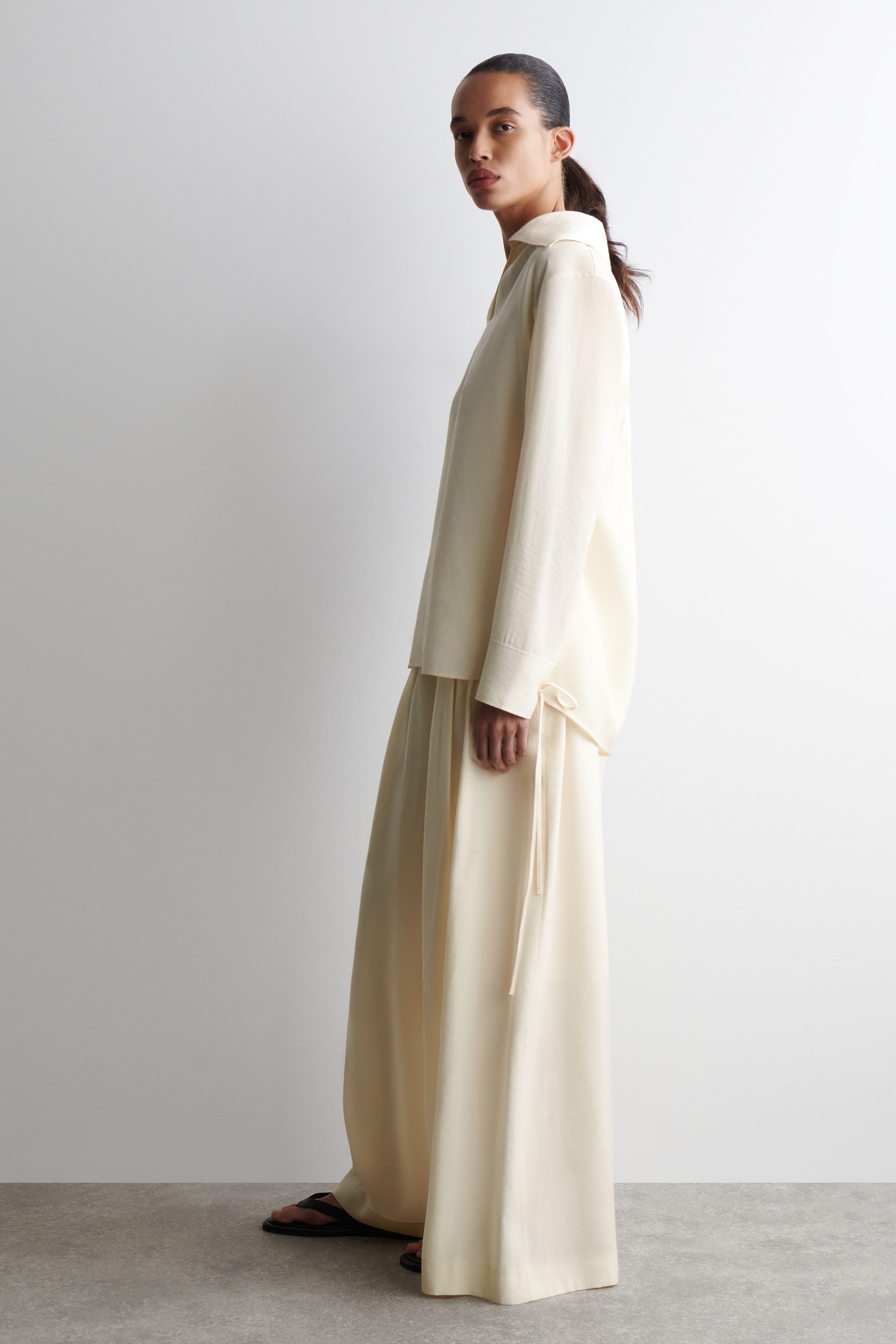 WIDE-COLLAR MODAL BLOUSE