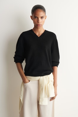 SCULPTED PURE CASHMERE V-NECK SWEATER — BLACK 1