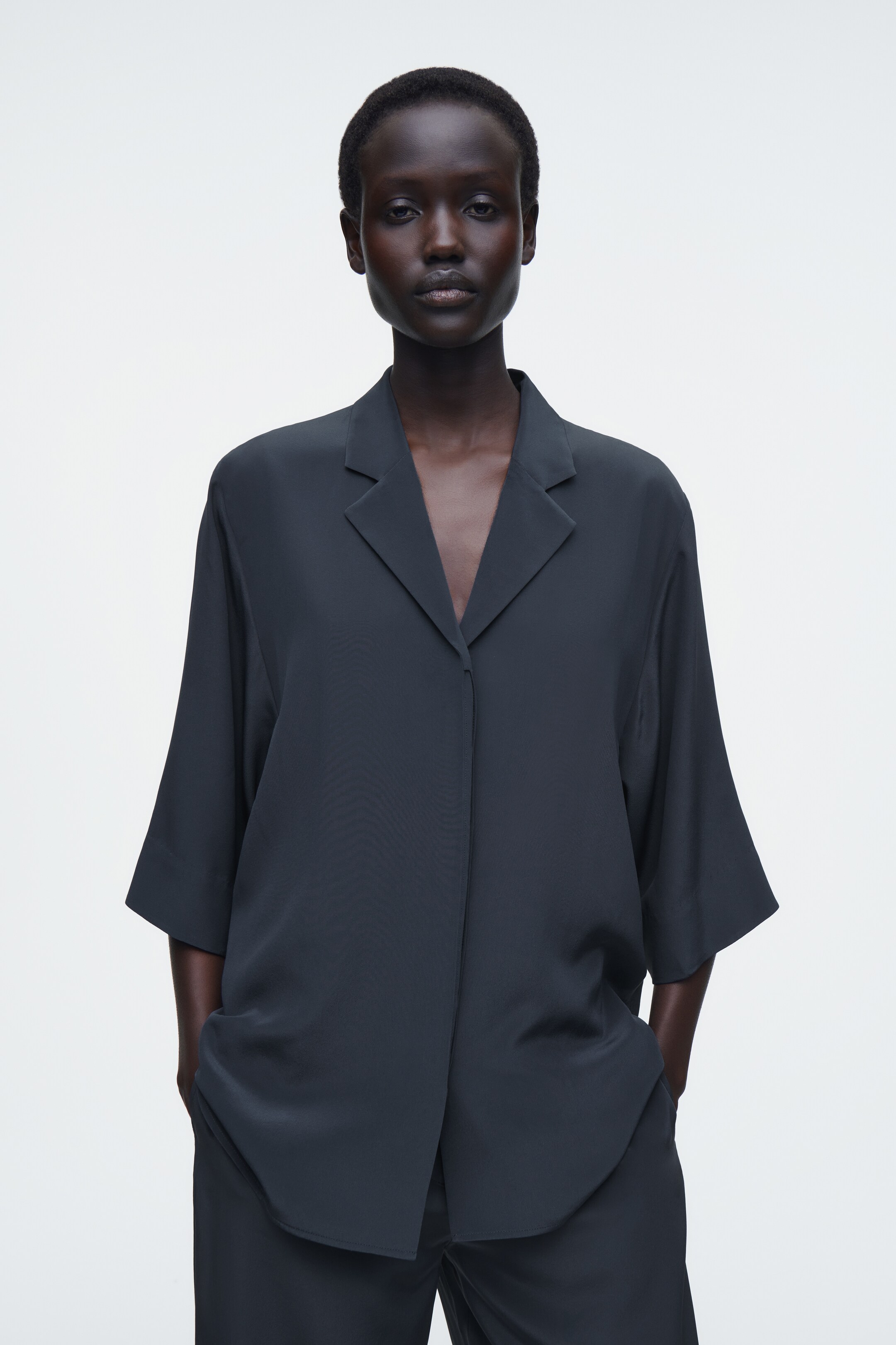 Ver imagem maior: CAMISA DE SEDA COM GOLA CAMP - AZUL-MARINHO - SENHORA | H&M PT 1