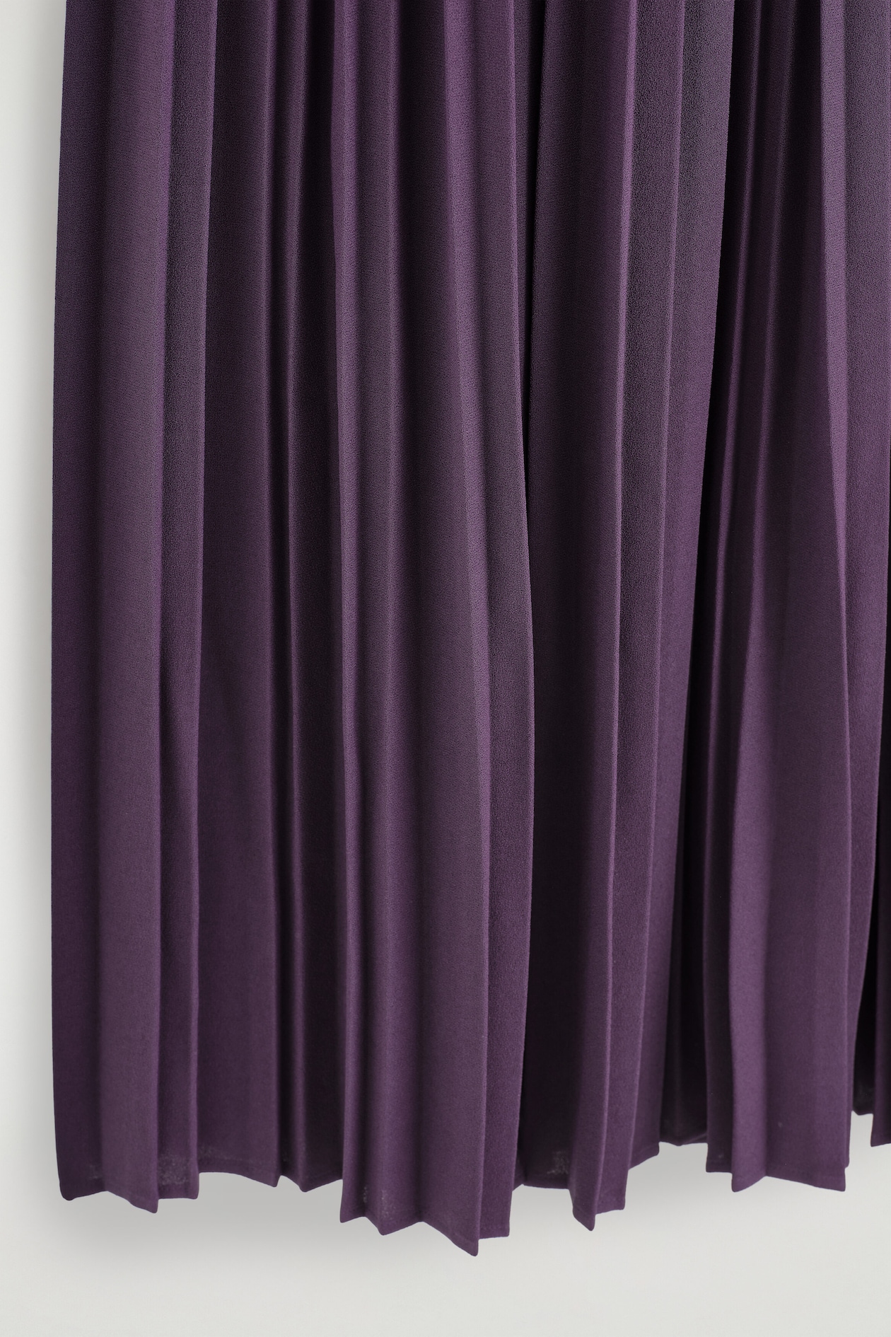 PLEATED CREPE MIDI SKIRT — PLUM