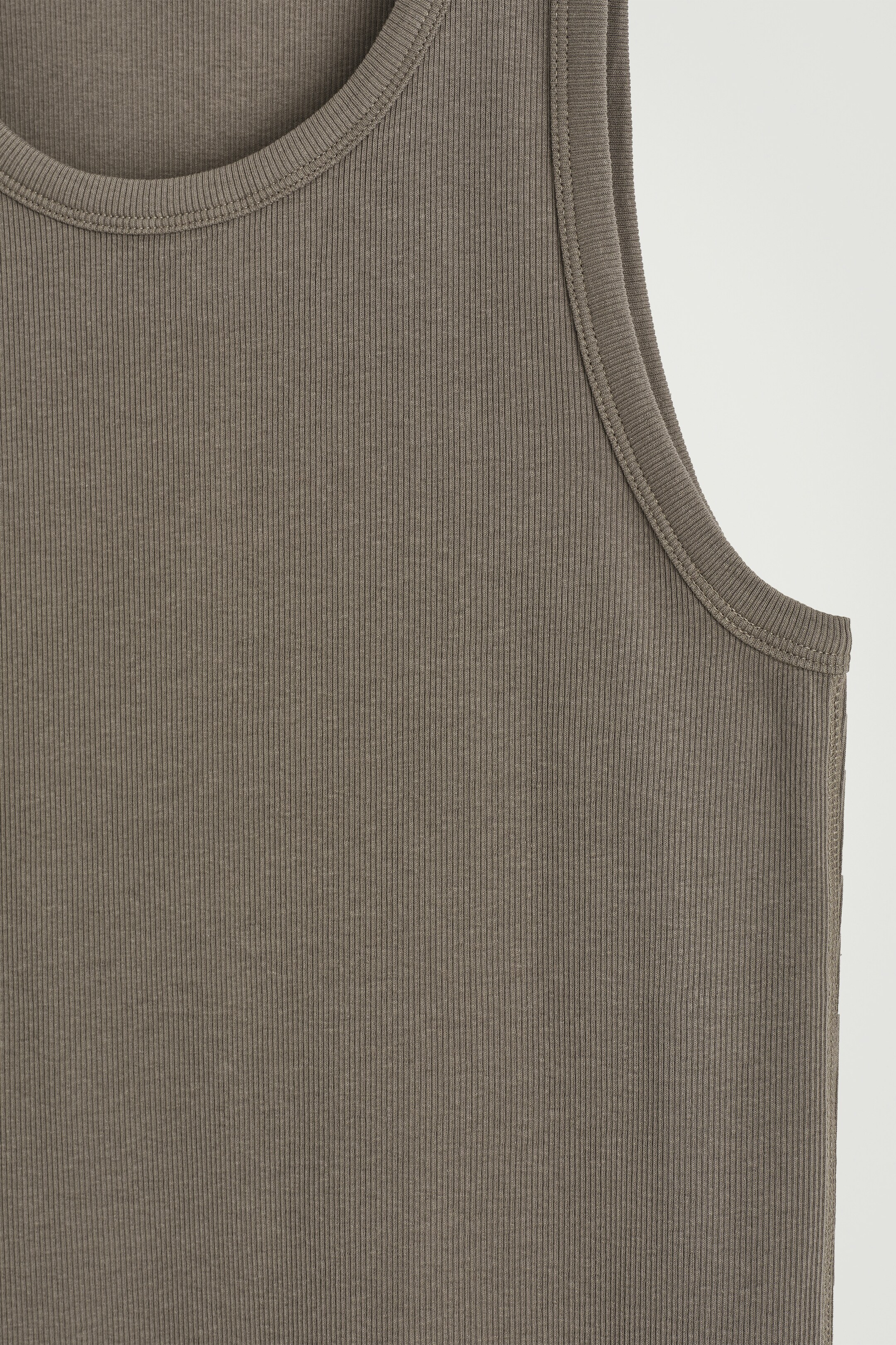 Zobrazit větší obrázek: ÚZKÝ ŽEBROVANÝ BAVLNĚNÝ TÍLKO - TMAVÁ KRTKOVÁ - MUŽI | H&M CZ 7