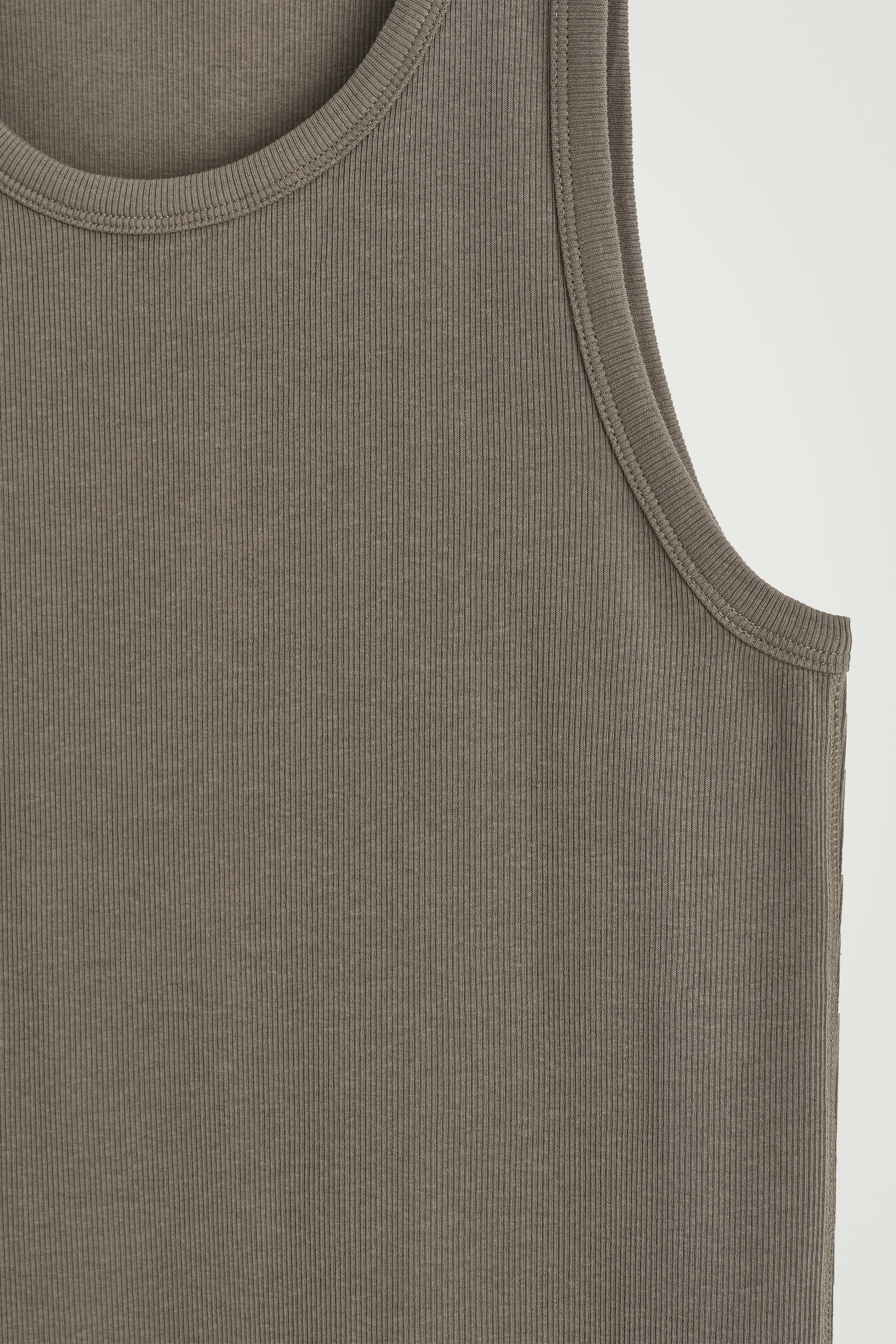 Grösseres Bild ansehen: SCHMALES GERIPPTES TANKTOP AUS BAUMWOLLE - MAULWURFSBRAUN - HERREN | H&M CH 7