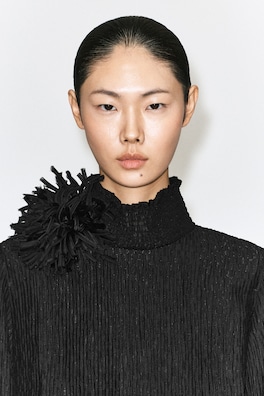 FLORAL ROSETTE BROOCH — BLACK 1