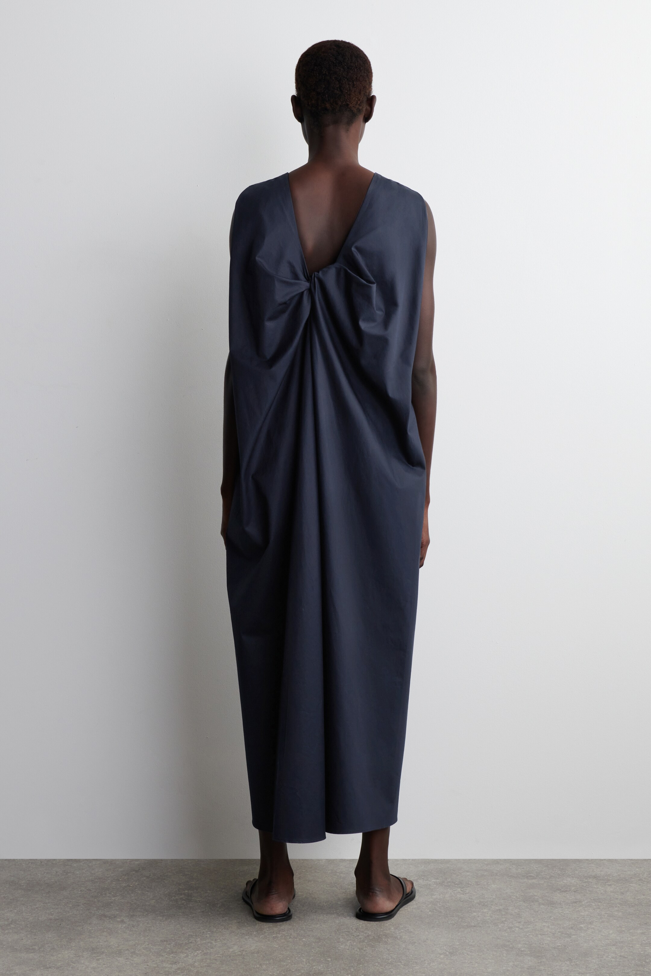 Agrandir l'image: ROBE MIDI À DOS TORSADÉ EN COTON - BLEU MARINE - FEMME | H&M BE 4