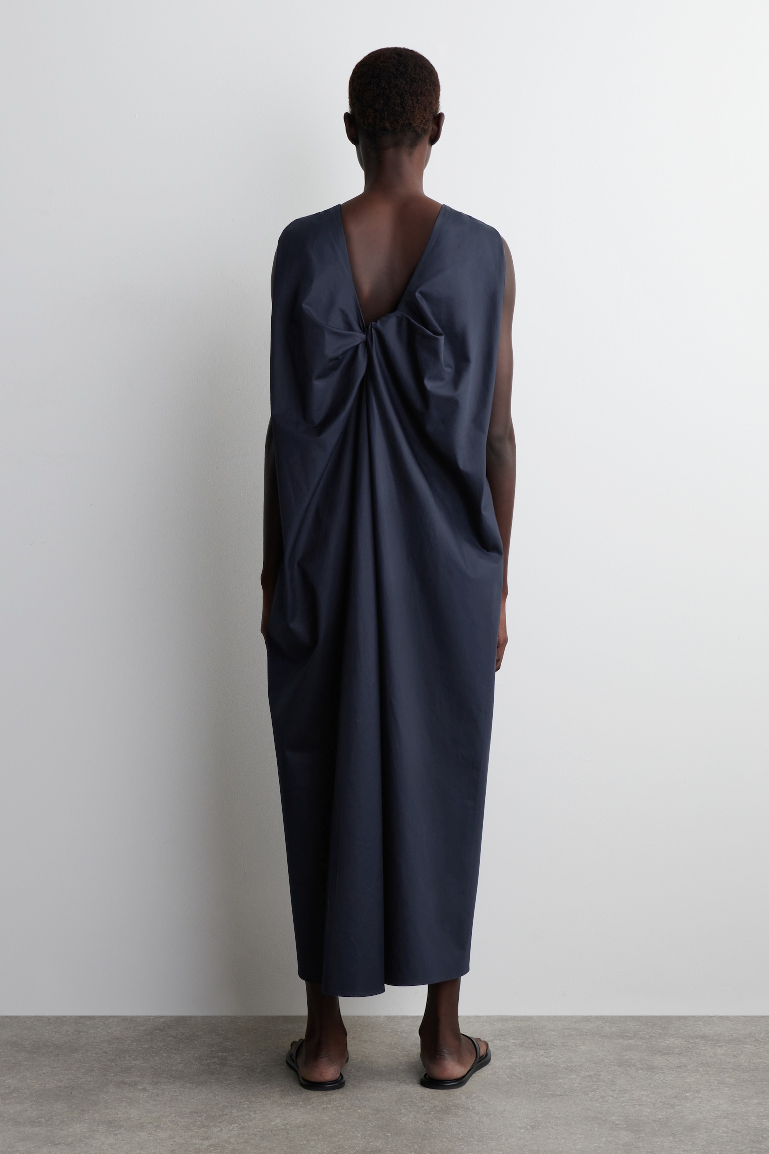 VESTIDO MIDI DE ALGODÓN CON ESPALDA RETORCIDA - AZUL MARINO - 5