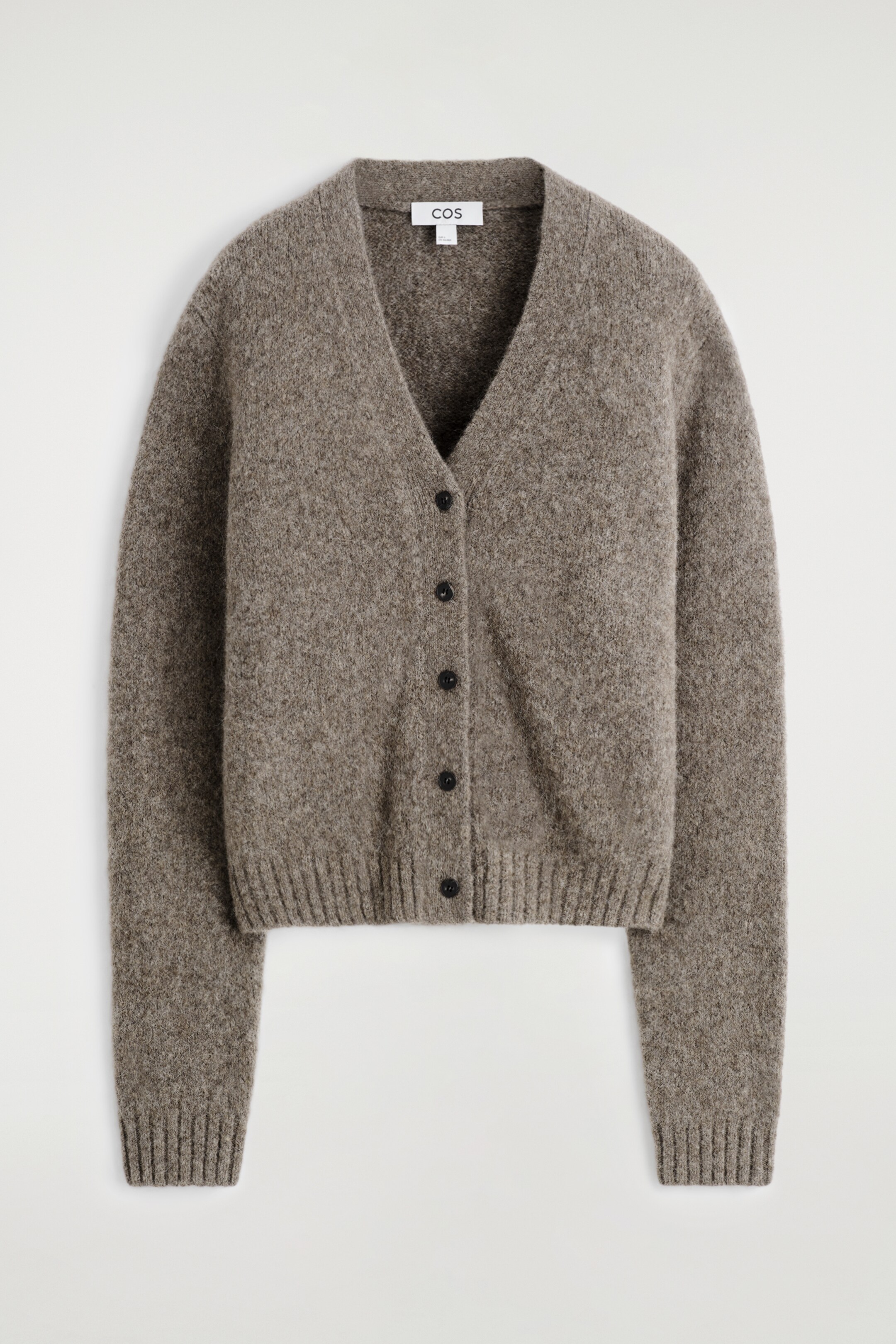 Se større billede: En dæmpet taupe-mélange cardigan præsenteres, der viser en blød, fnugget striktekstur. En ribbet V-udskæring former kraven, med seks sorte knapper, der sikrer frontlukningen, og manchetterne og sømmen vises også med en ribbet finish.