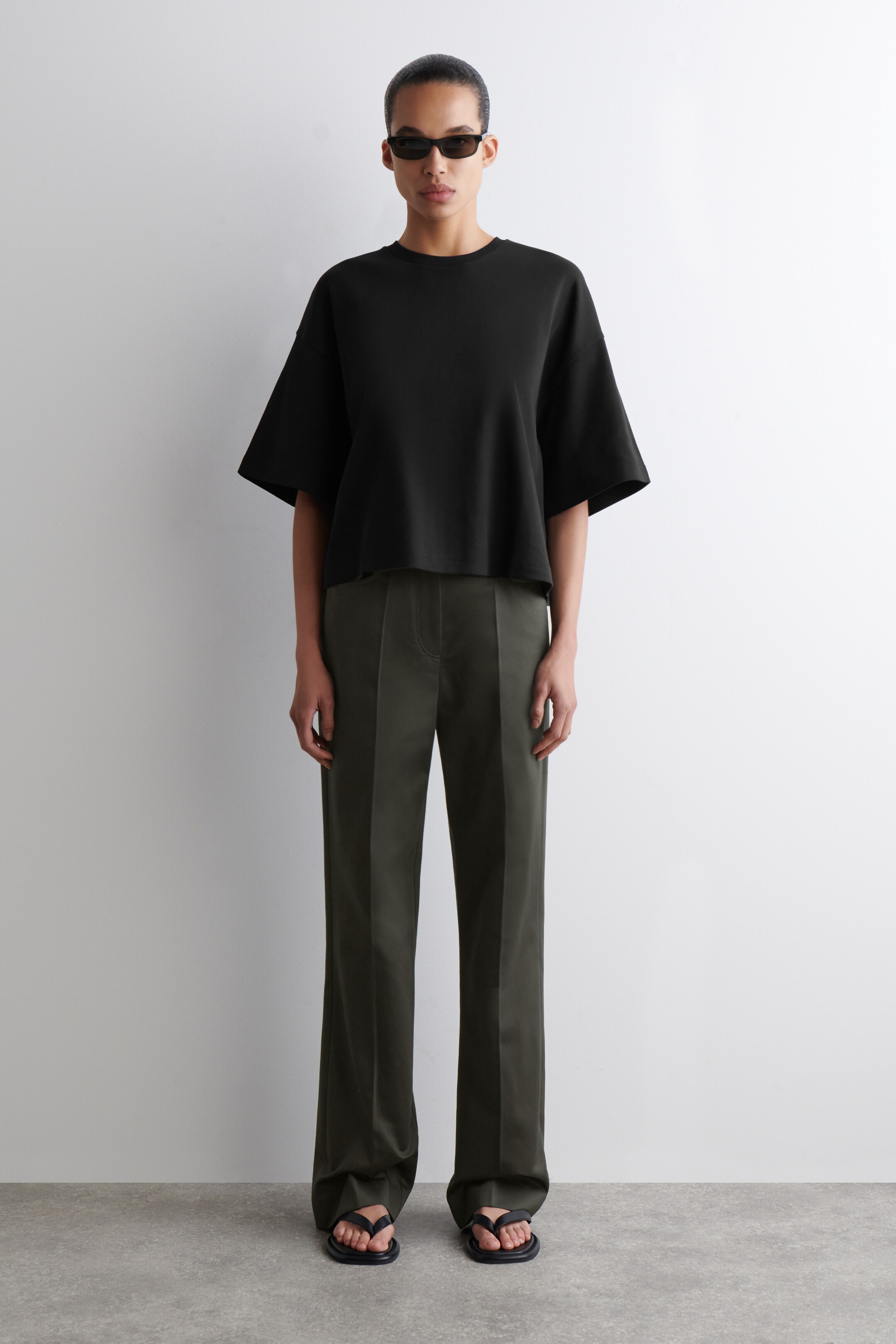 Προβολή μεγαλύτερης εικόνας: ΦΑΡΔΥ ΜΠΛΟΥΖΑΚΙ ΜΕ ΚΟΨΙΜΟ BOXY - ΜΑΥΡΟ - Ladies | H&M GR 4