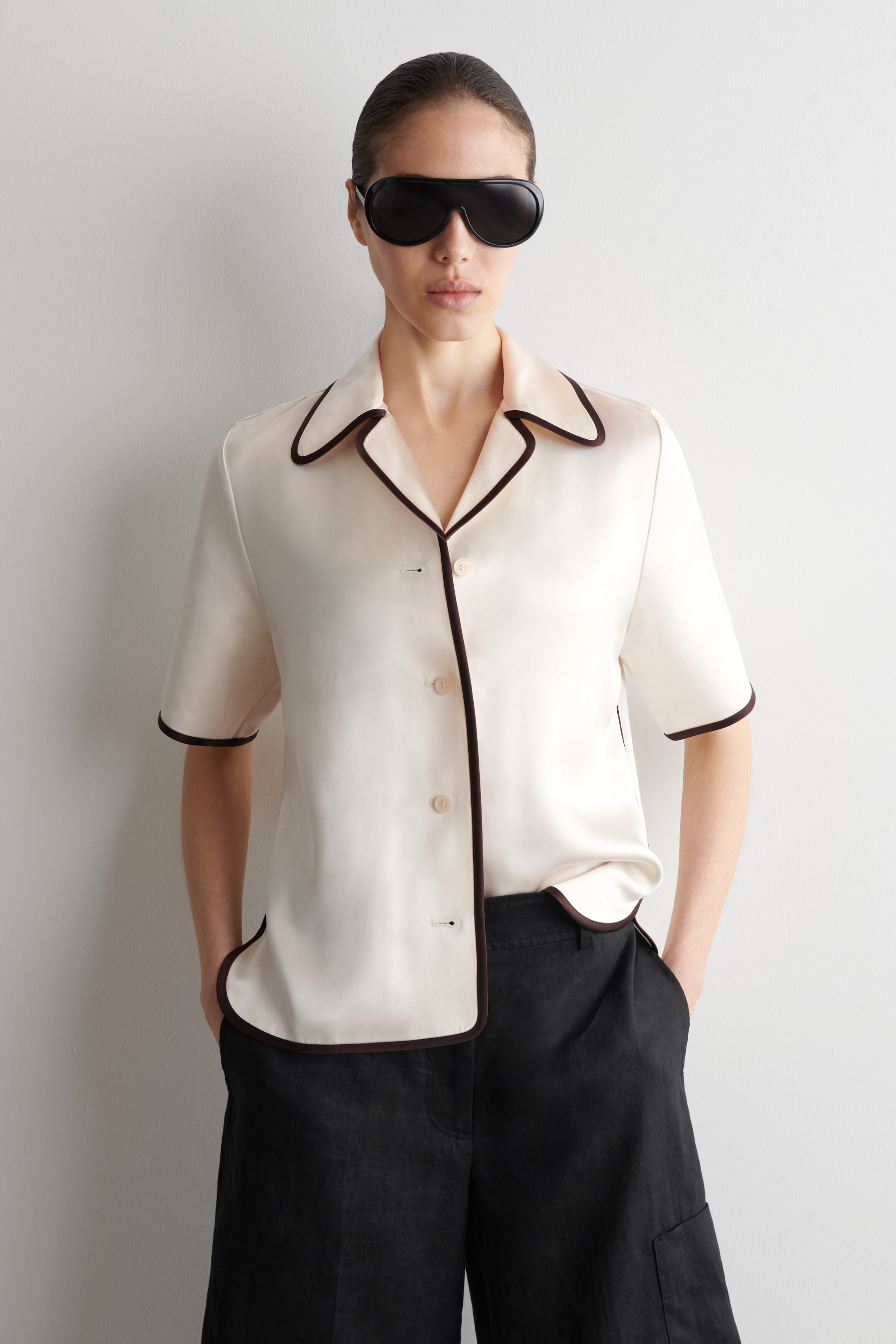CHEMISE EN SATIN À FINITION CONTRASTÉE
