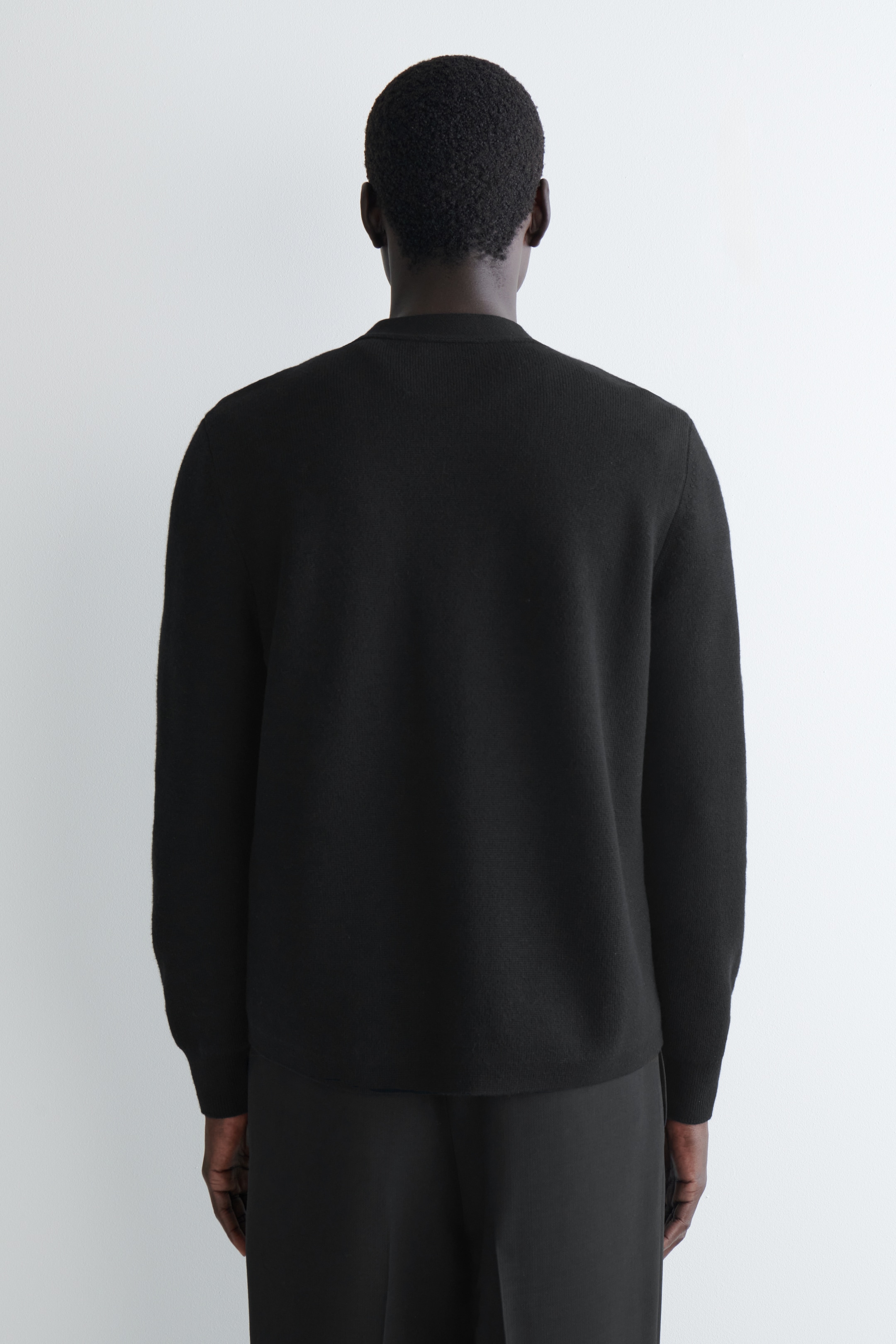 Grösseres Bild ansehen: STRICKJACKE AUS WOLLE MIT LEDERDETAILS - SCHWARZ - HERREN | H&M CH 3