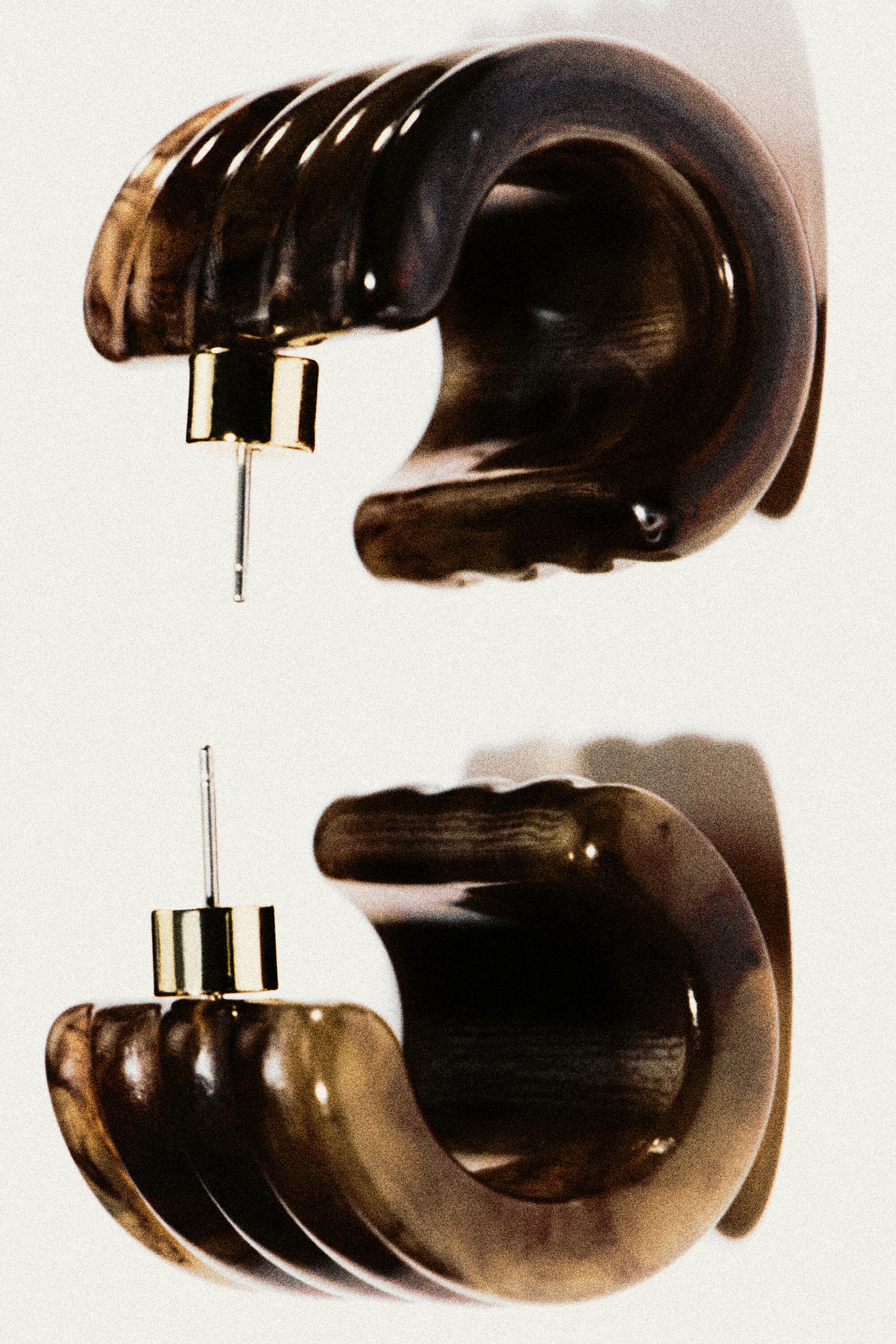 RIPPLED HOOP EARRINGS - thumbnail 5