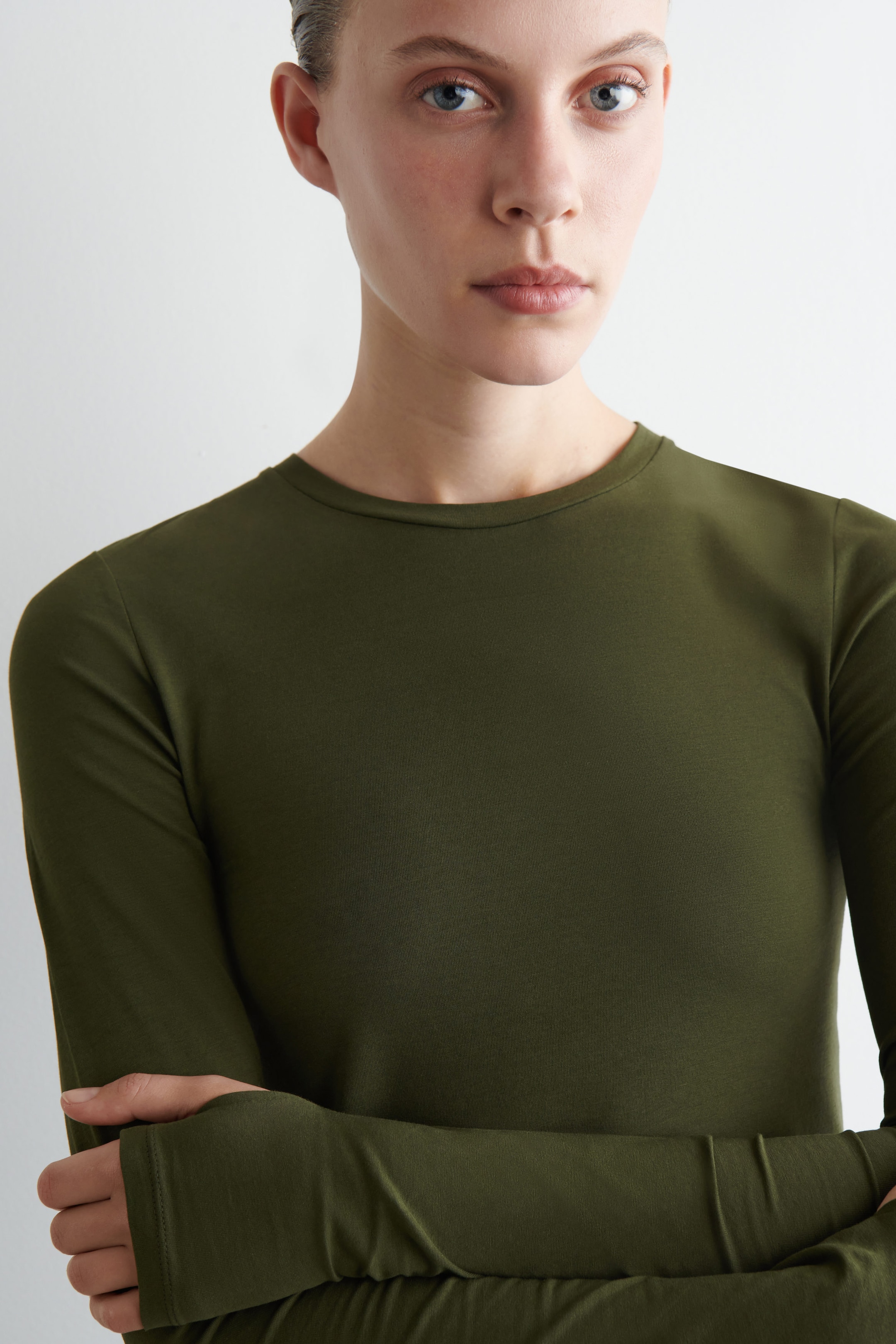 SLIM LIGHTWEIGHT LONG-SLEEVED TOP