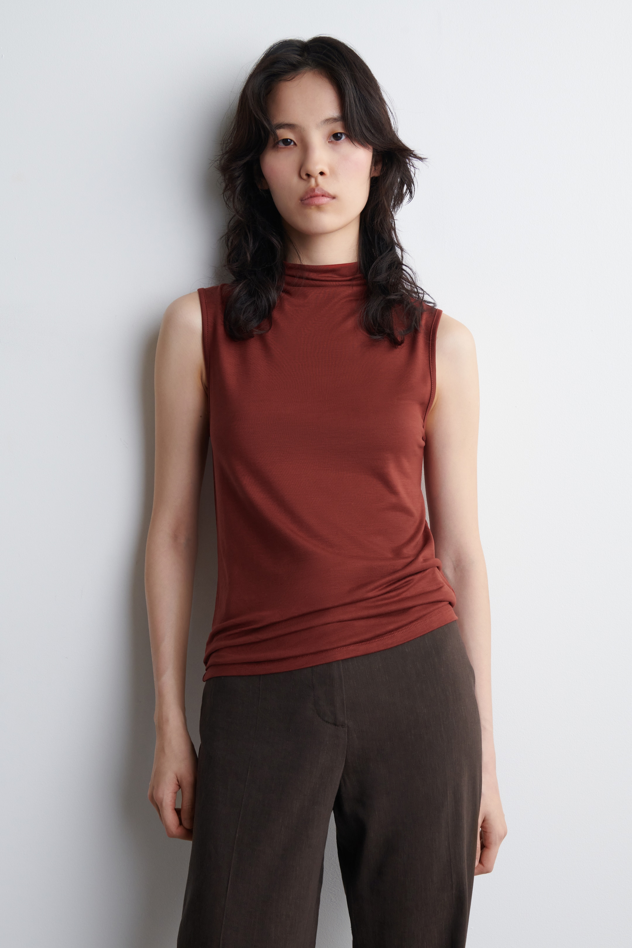Visualizza immagine più grande: CANOTTA A COLLO ALTO DRAPPEGGIATO - ROSSO SCURO - DONNA | H&M IT 1