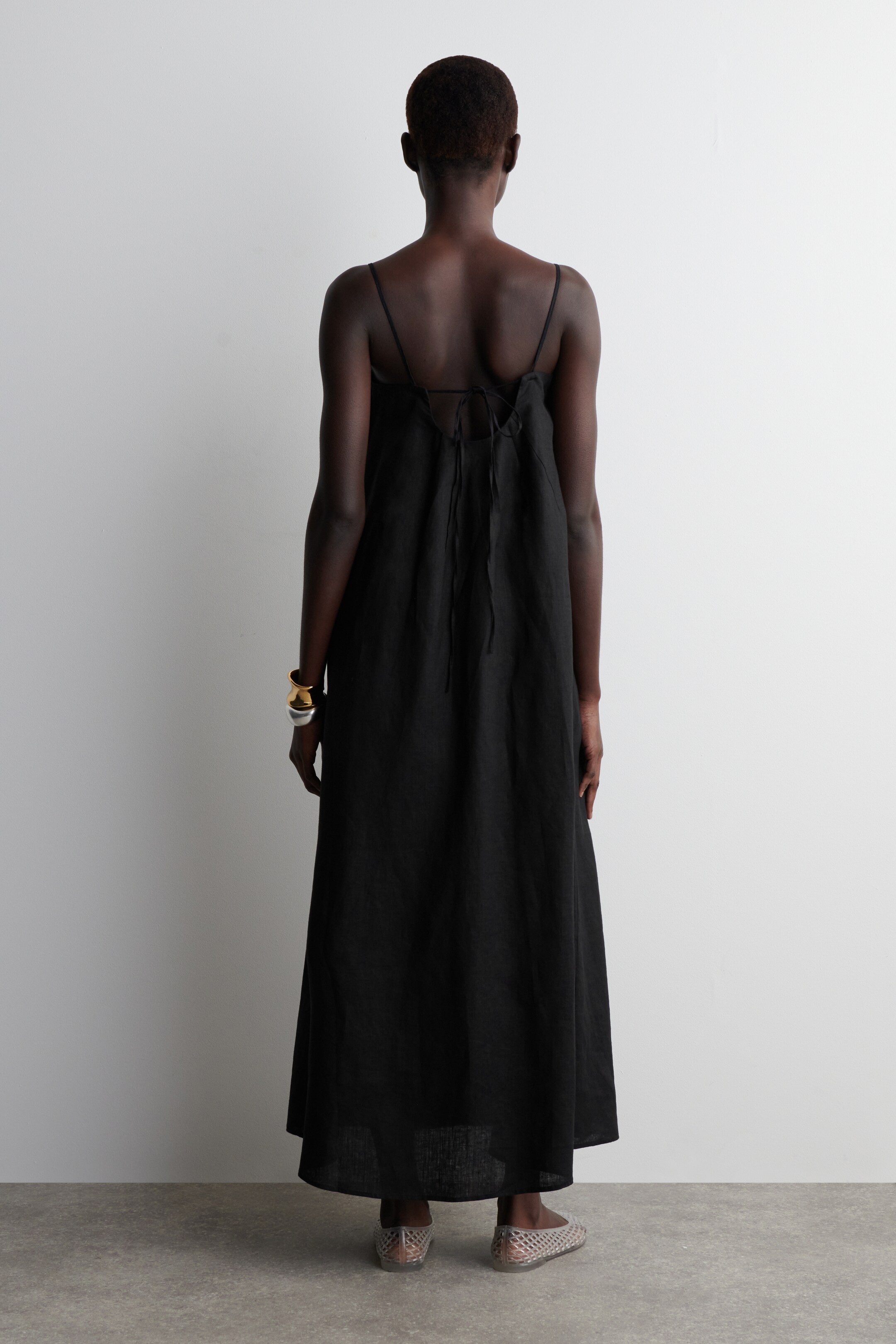 Vezi imaginea mai mare: ROCHIE MAXI PLISATĂ DIN IN - NEGRU - FEMEI | H&M RO 2
