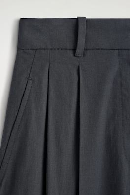 TAILORED COTTON BARREL-LEG PANTS — CHARCOAL 5