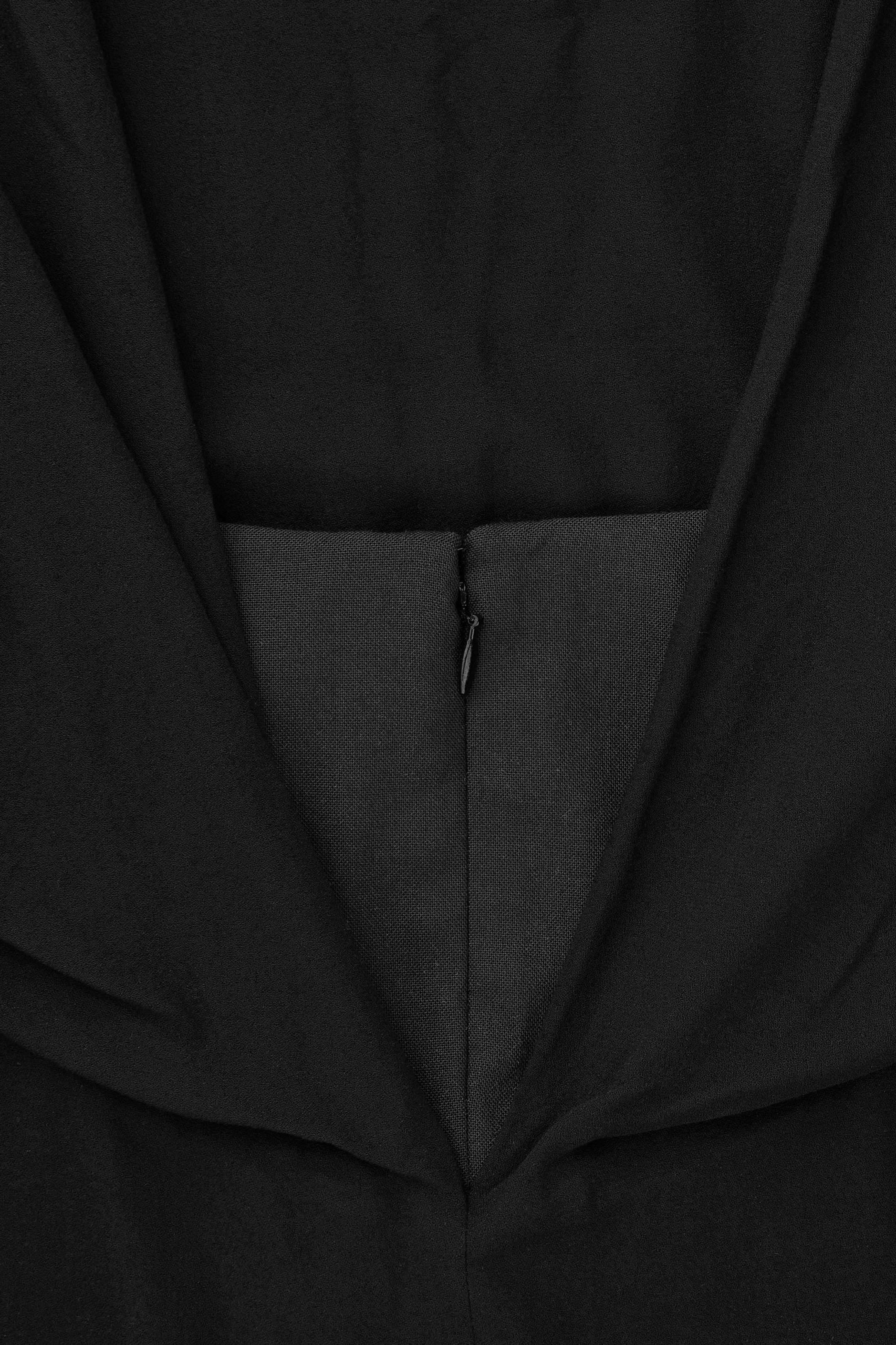 DAS DRAPIERTE MINIKLEID MIT RÜCKENAUSSCHNITT