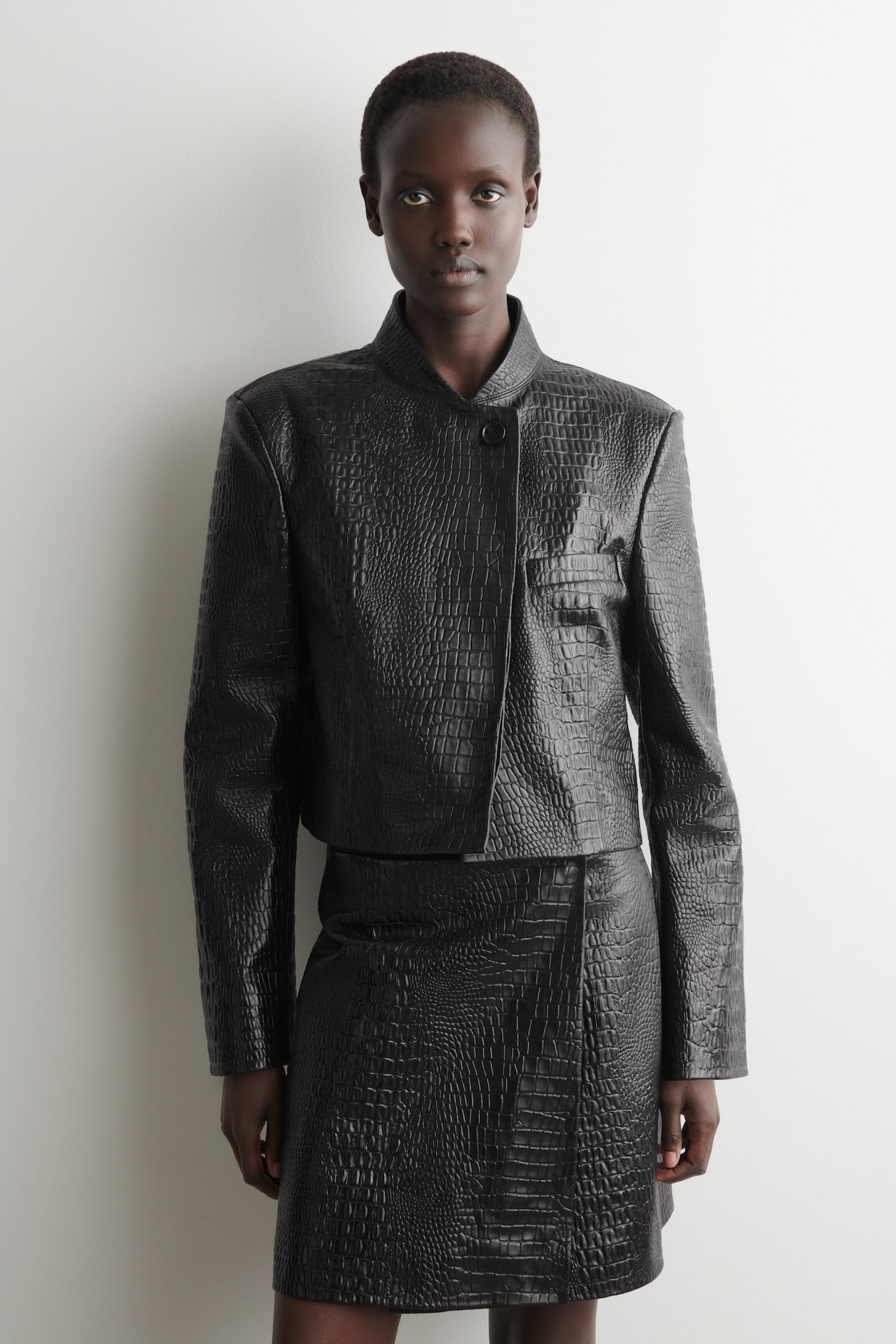 CROPPED CROC-EFFECT LEATHER BLAZER — BLACK