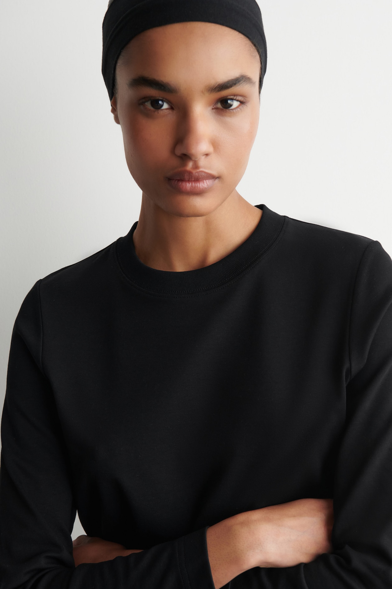 CLEAN CUT LONG-SLEEVED T-SHIRT — BLACK