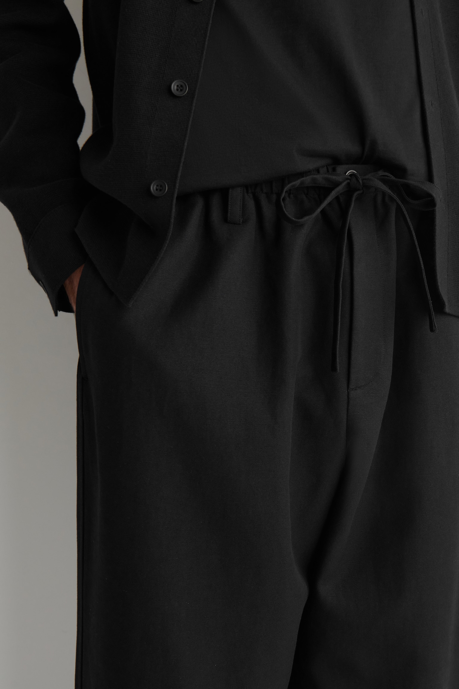 BARREL-LEG DRAWSTRING TROUSERS - BLACK/BEIGE - 6